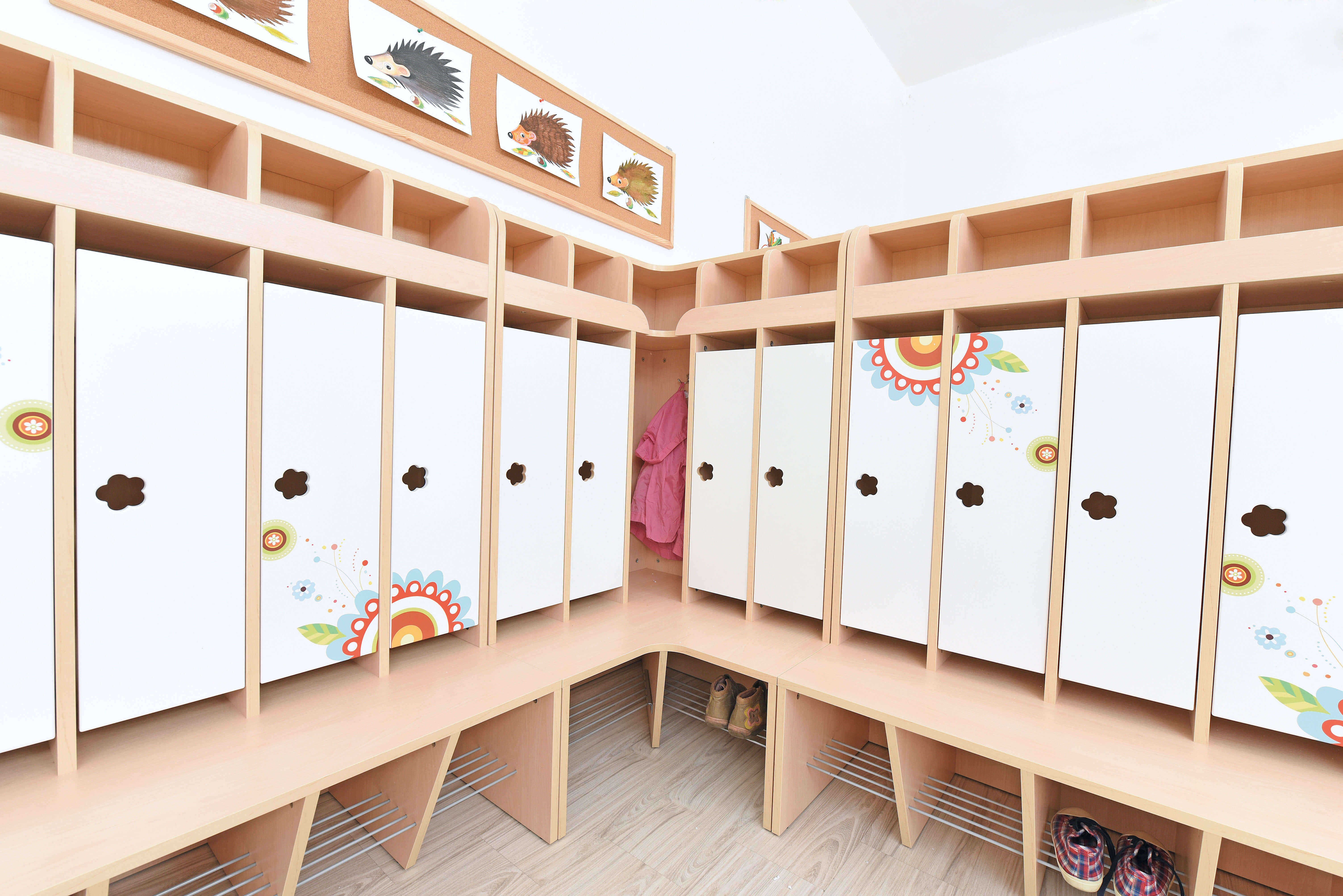platzsparende Garderobe Mariposa mit Bank, Konfigurierbar - Versch. Farben Und Größen