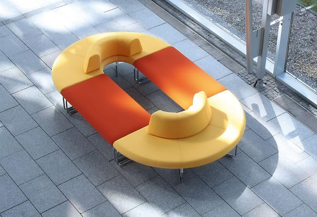 Sitzlandschaft Flow 6 in Mustard und Orange im Raum.