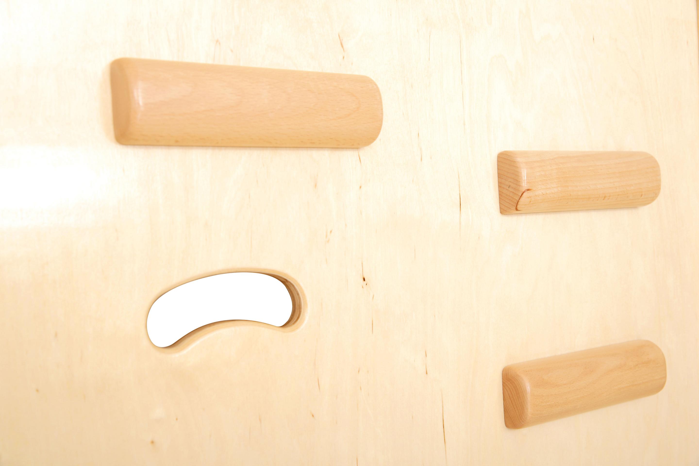 Kletterwand mit Griffen in der Sporthalle/Kita.