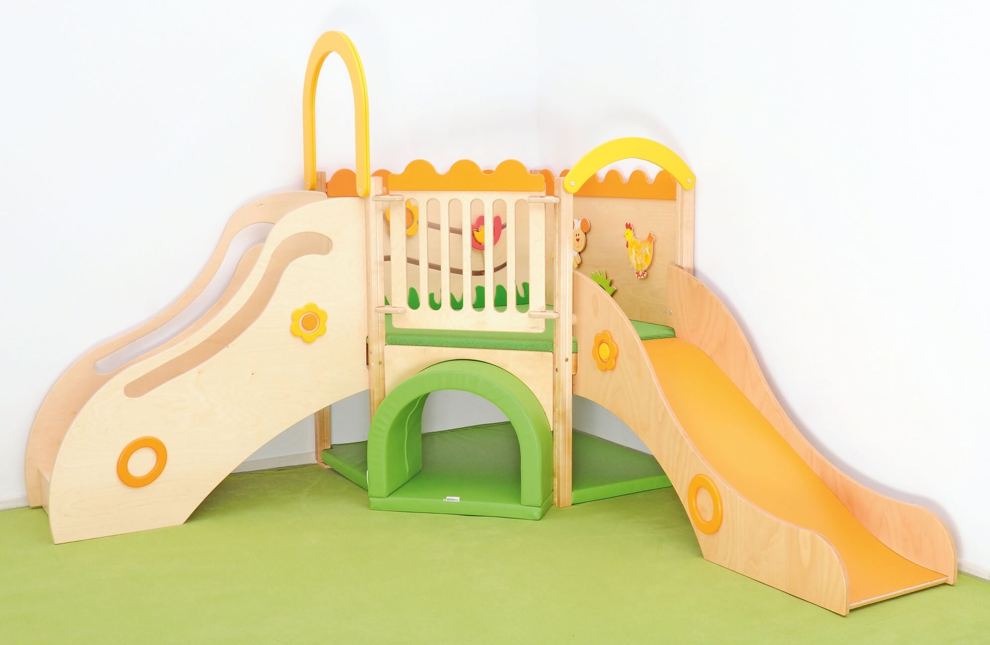 Sensorisches Spielpodest für Krippe und Kindergarten Wiese mit Rutsche links o. rechts