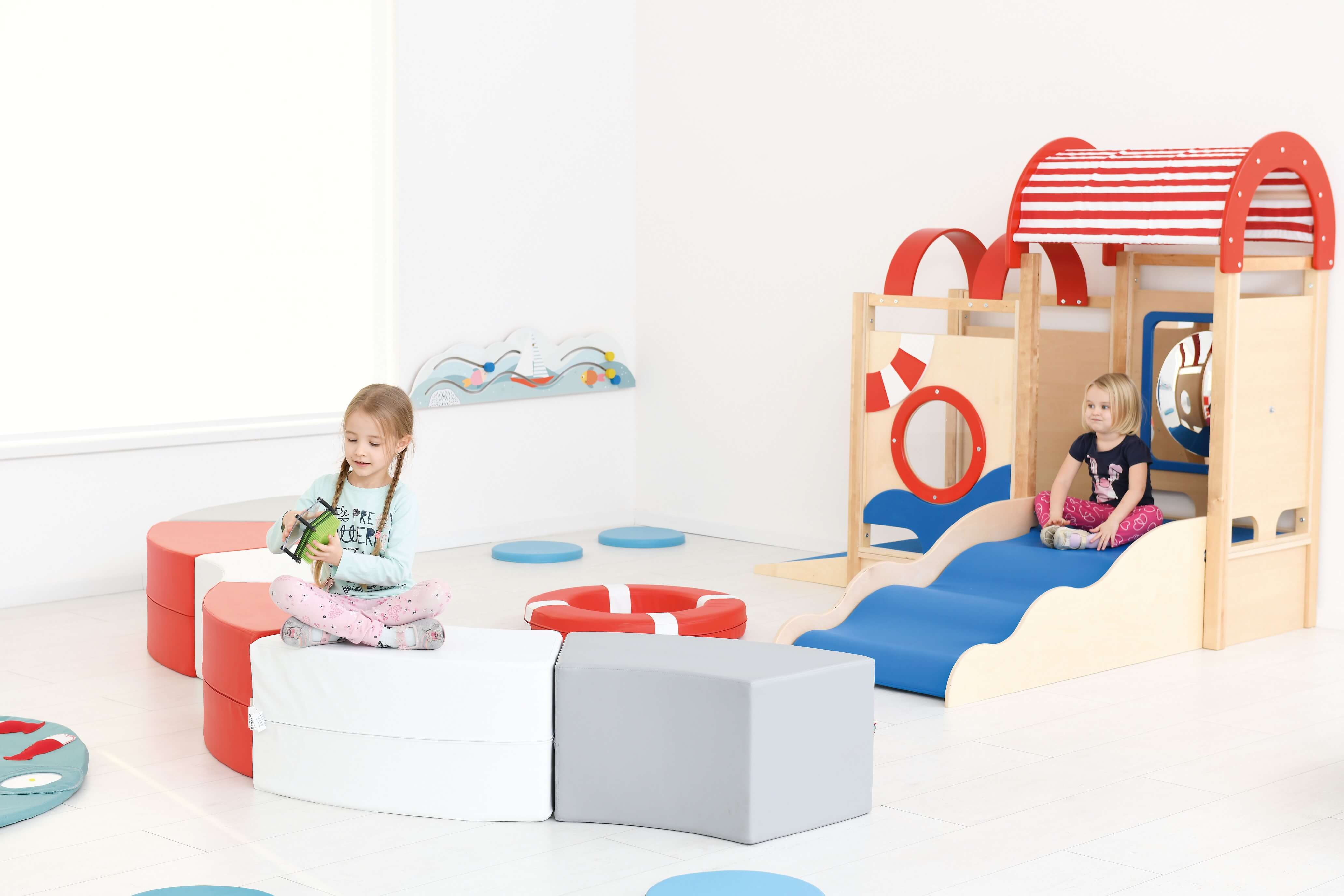 Spielpodest Ahoi! für Krippen und Kindergarten im Gruppenraum