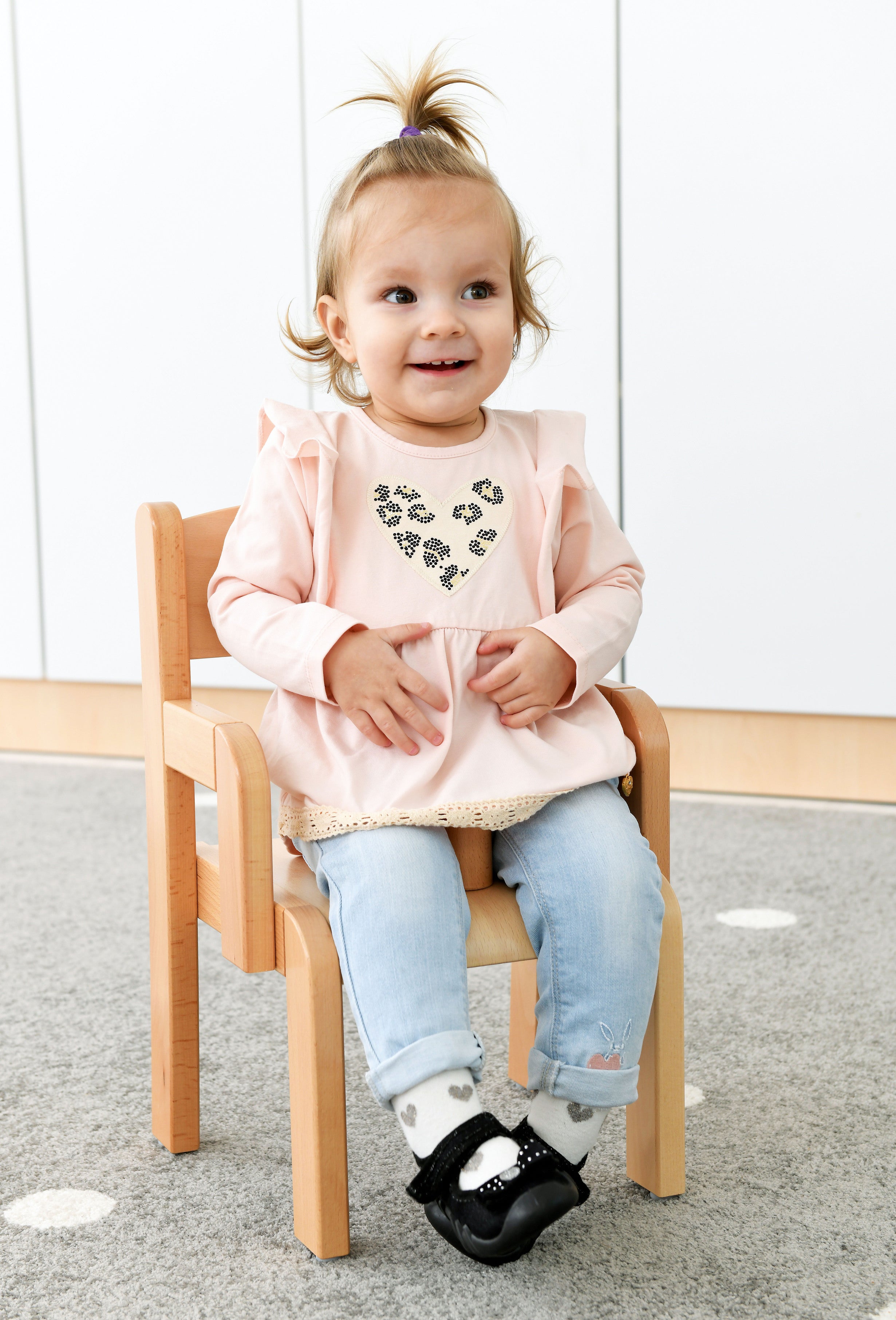 Stuhl Chris mit Rutschstopp und Armlehne für kindergarten, Krippe und Kita - Kind sitzt