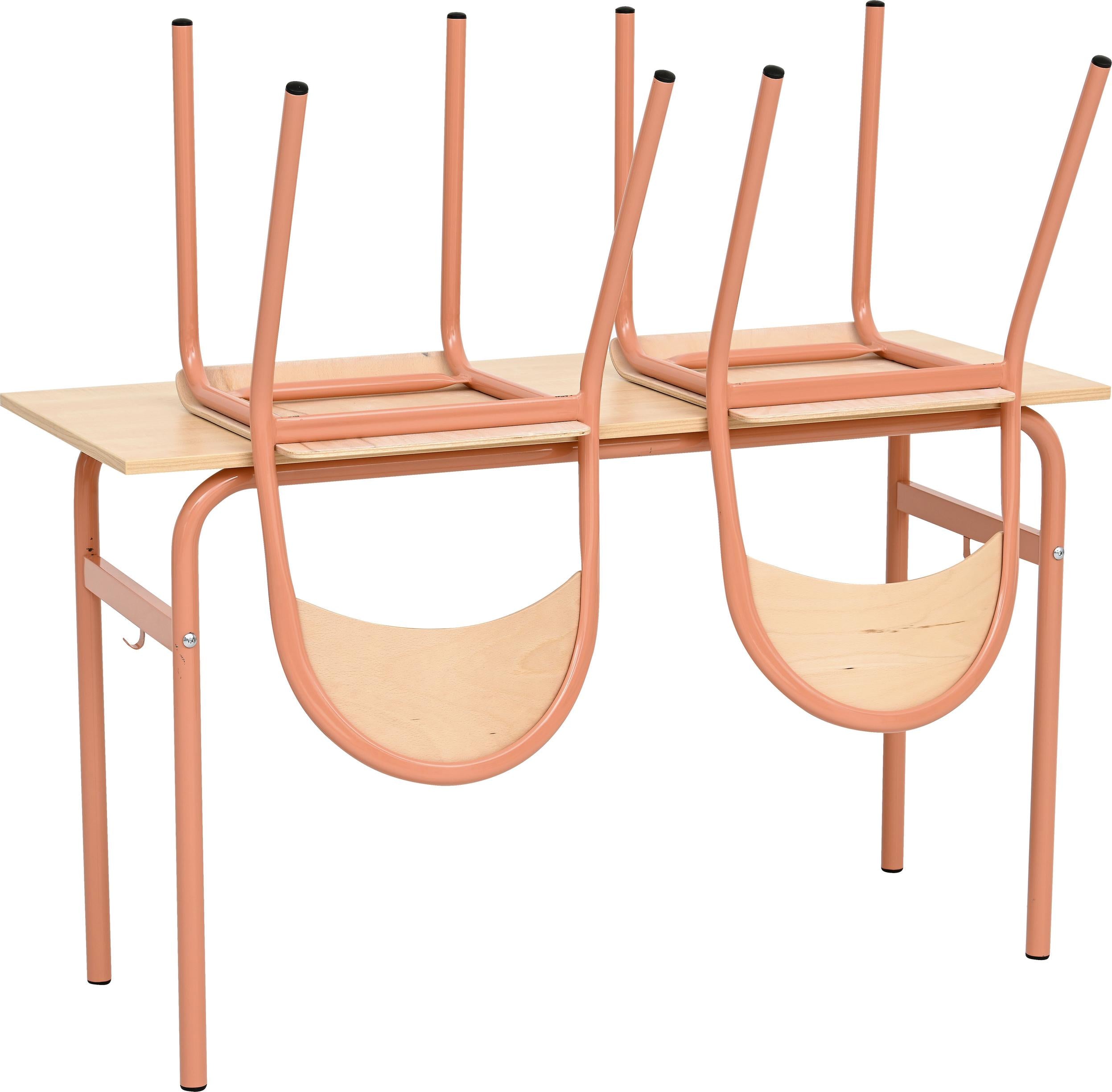 Doppeltisch mit umgedrehten Stühlen für Schüler.