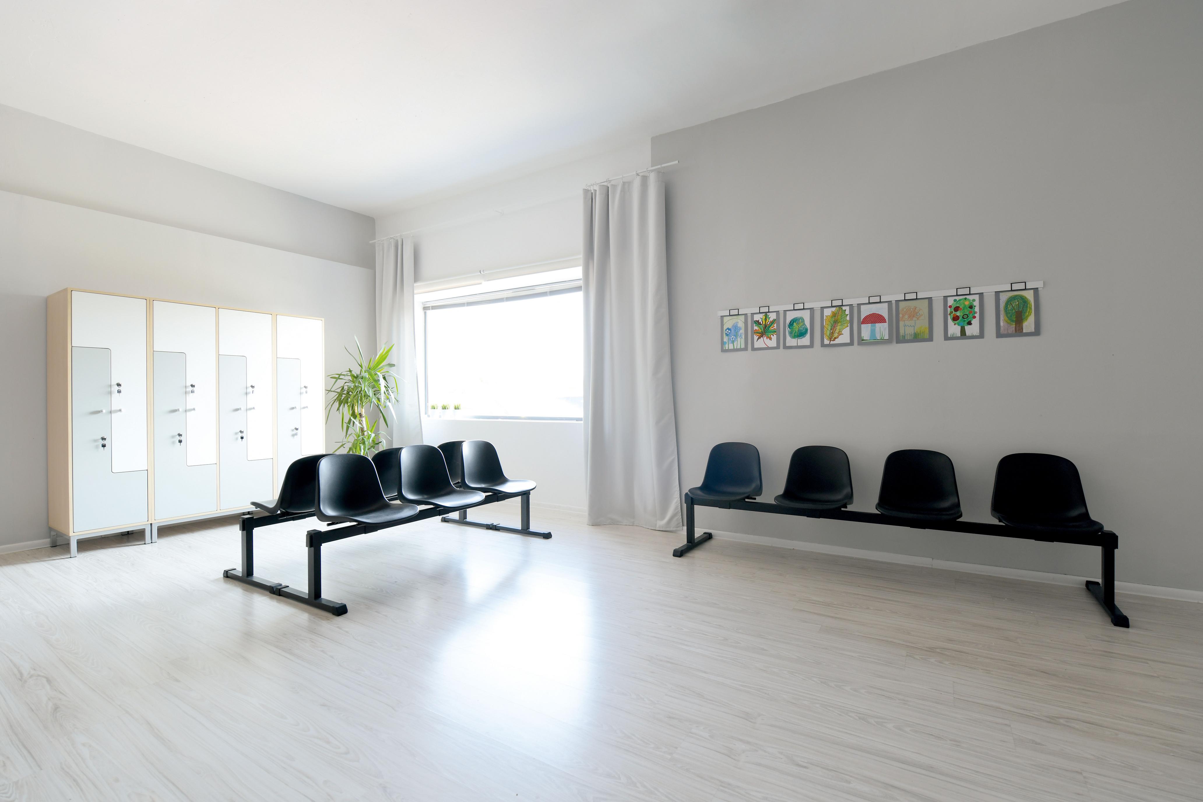 Kleiderschrank mit weiß-grauen Türen im Gruppenraum.