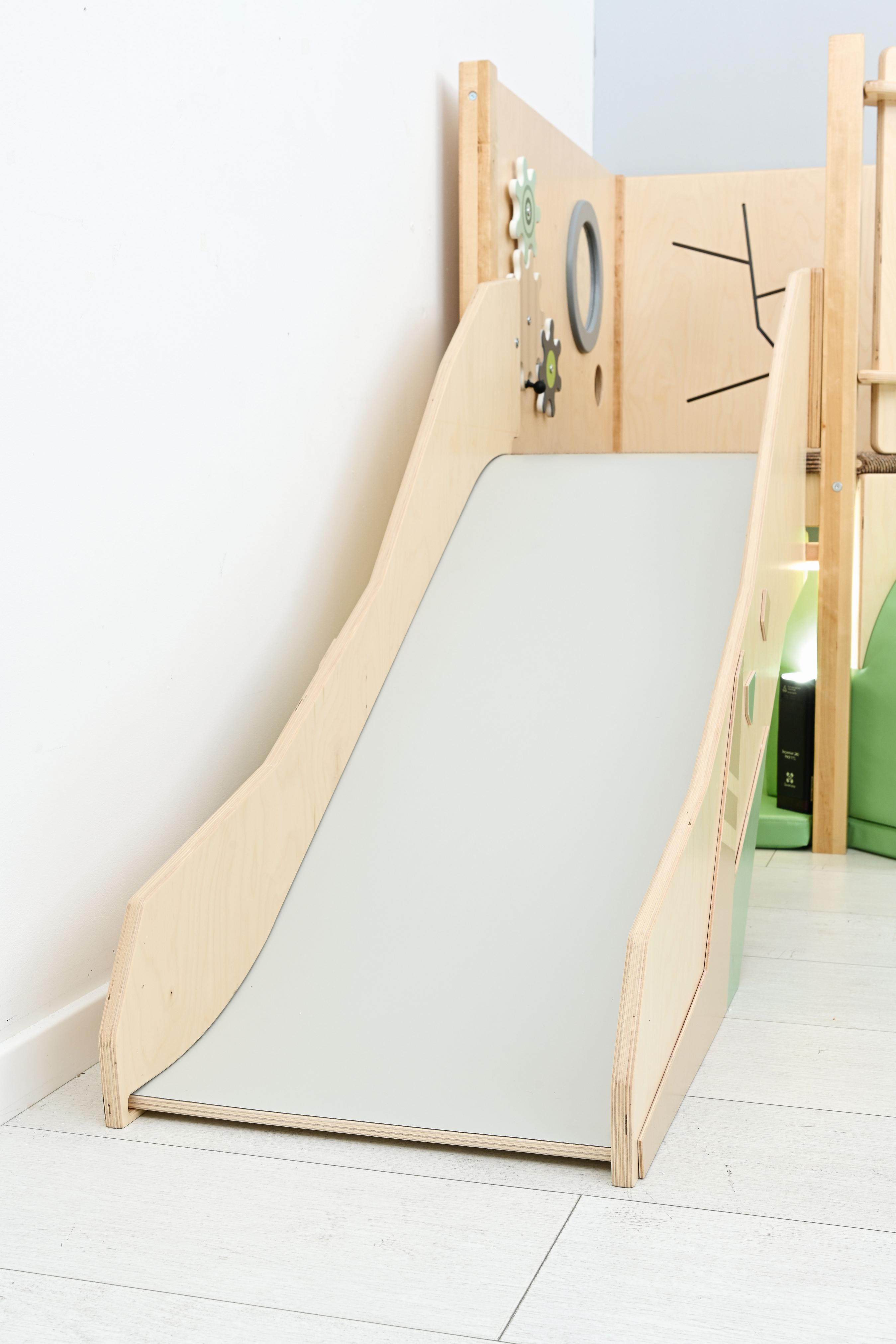 Rutsche in sensorischer Spielecke, Hochebene für Kinder.