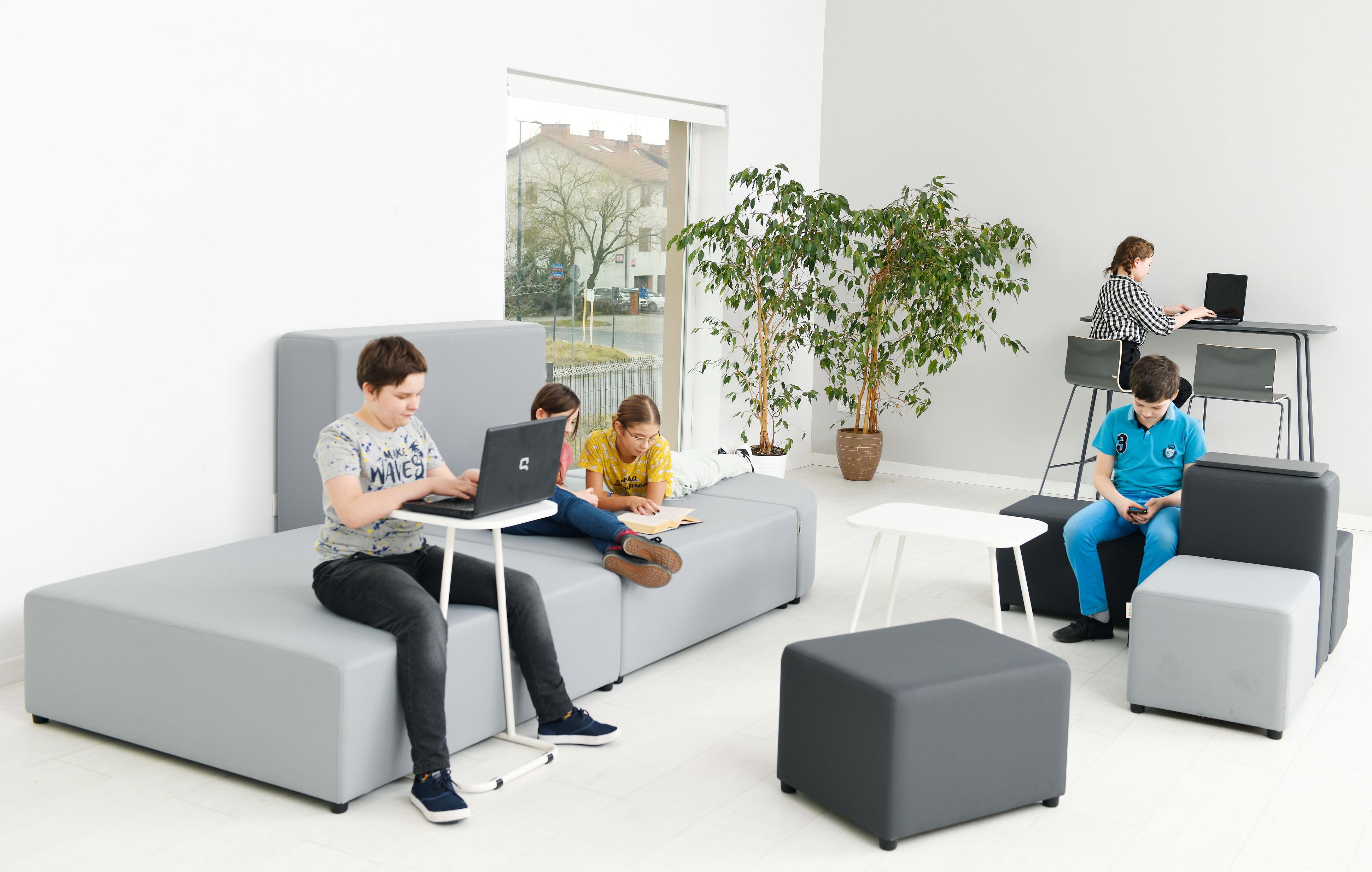 Modulare Sitzlandschaft im Schul- oder Büroraum mit Kindern.