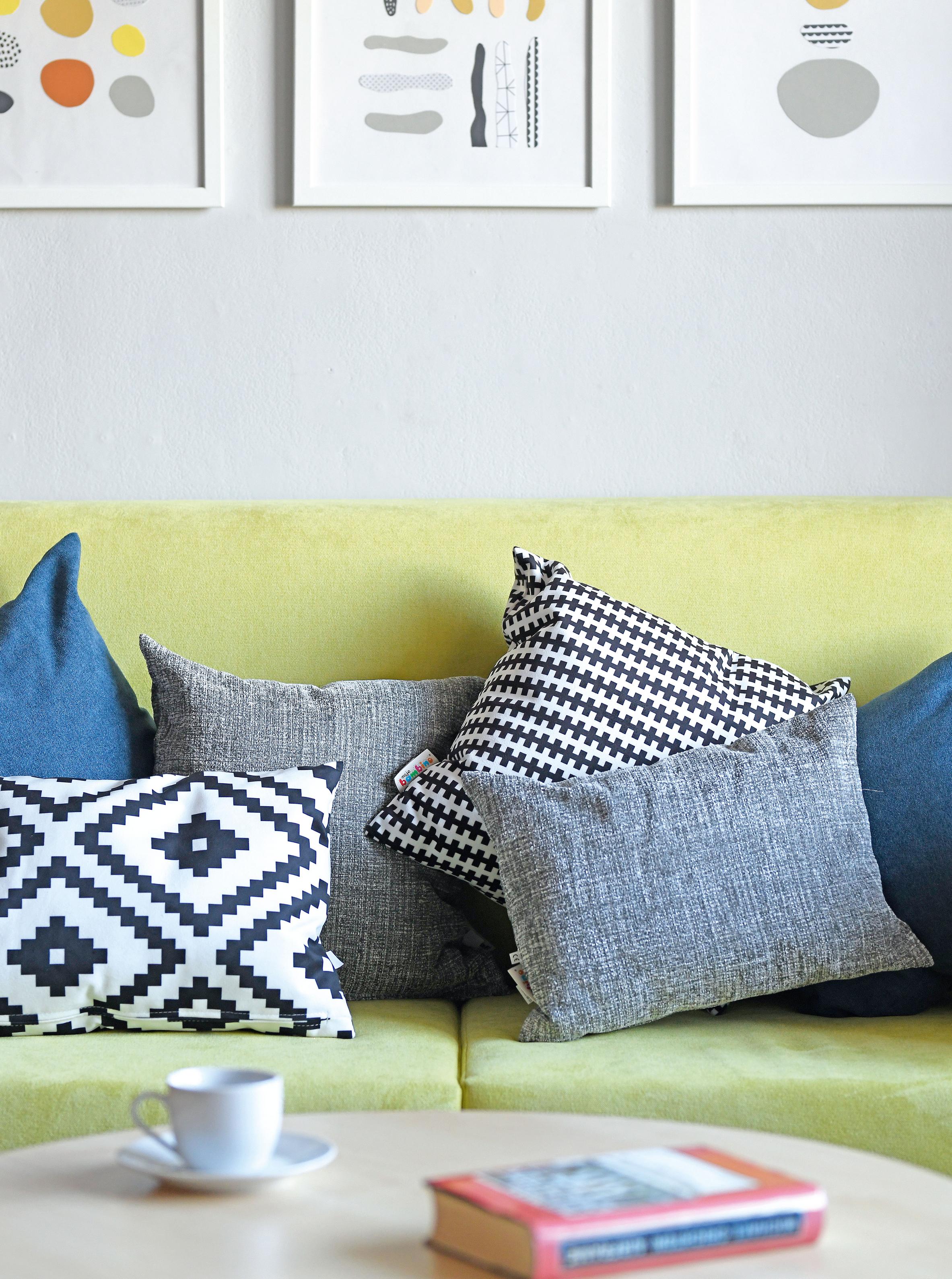 Kissen Relax, 2er-Set, länglich, graumeliert auf grünem Sofa.