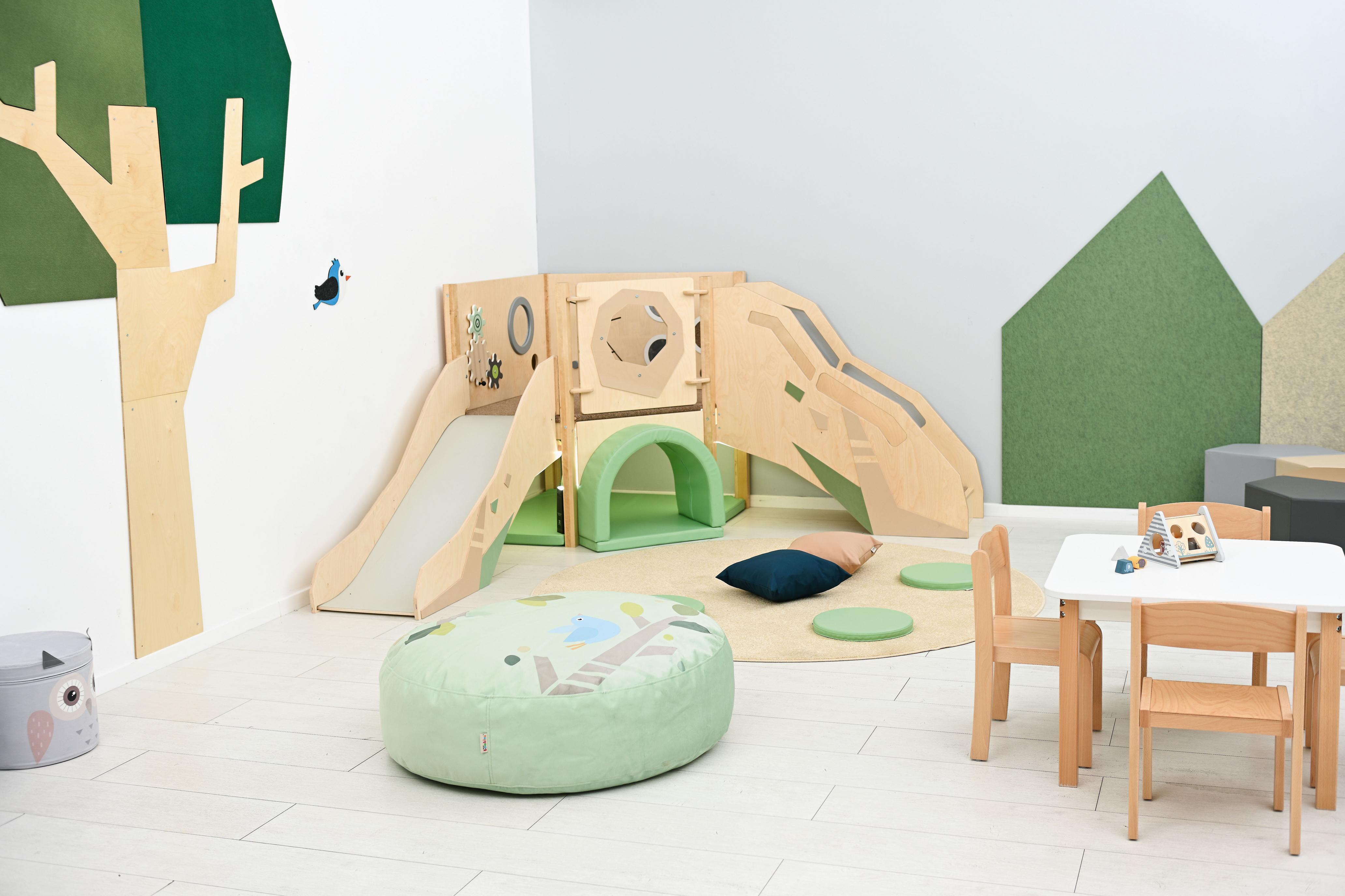 Sensorische Spielecke auf Hochebene mit Rutsche und Tunnel.
