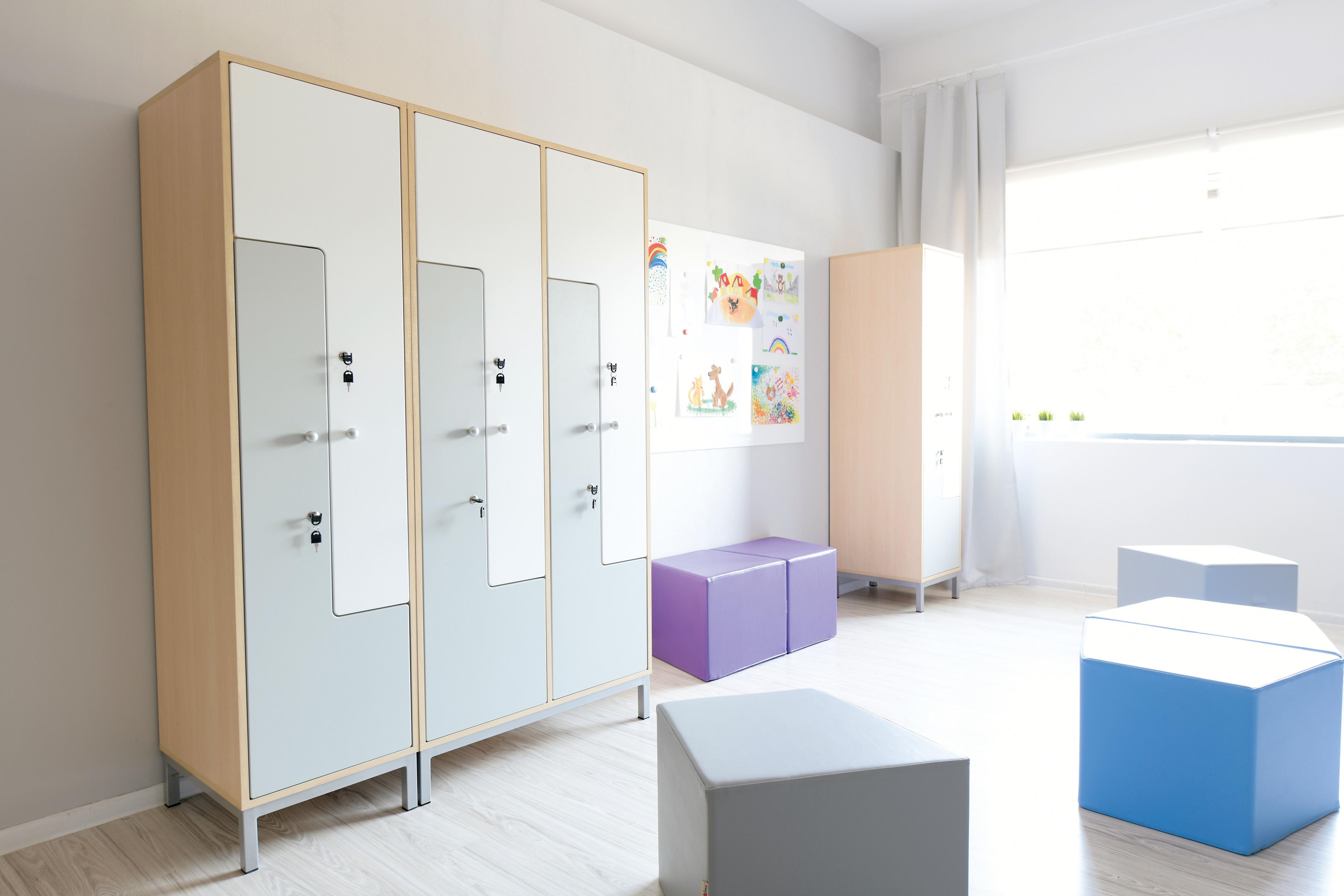 Kleiderschrank L mit 2 Fächern – Ideal für Personal & Schüler