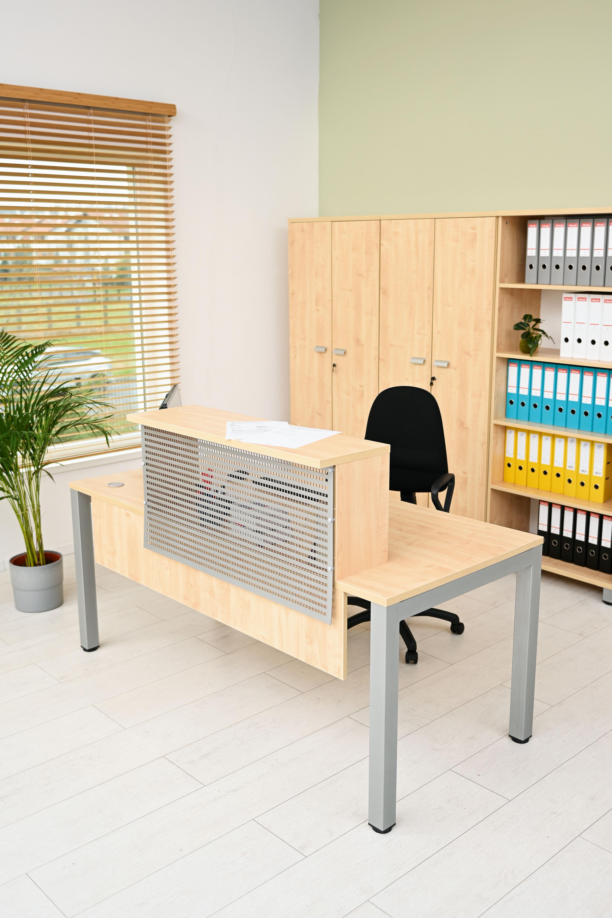 Rezeptionstresen im Büro mit perforiertem Sichtschutz.