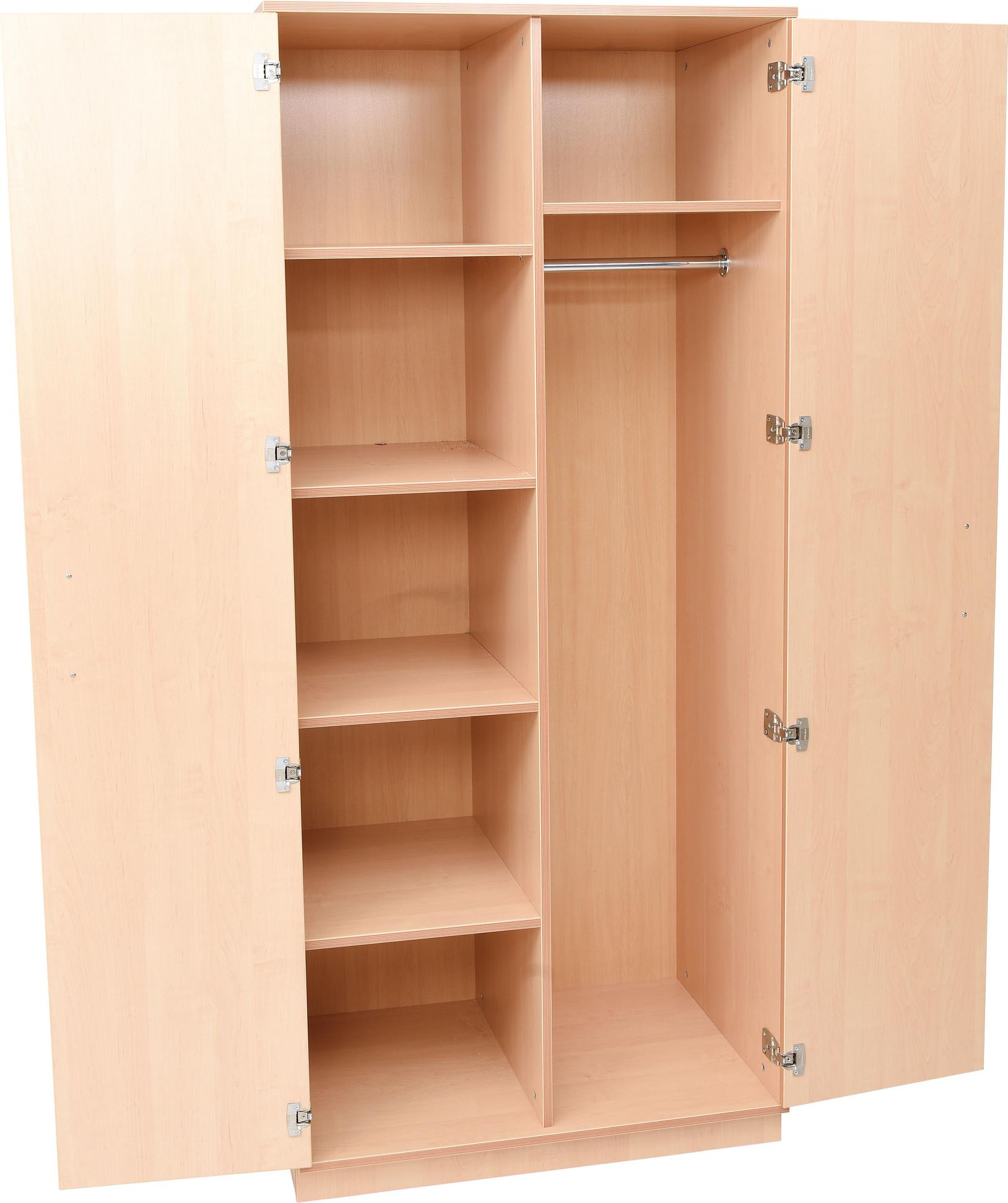 Geräumiger Kleiderschrank mit Fächern für Personal und Schüler.