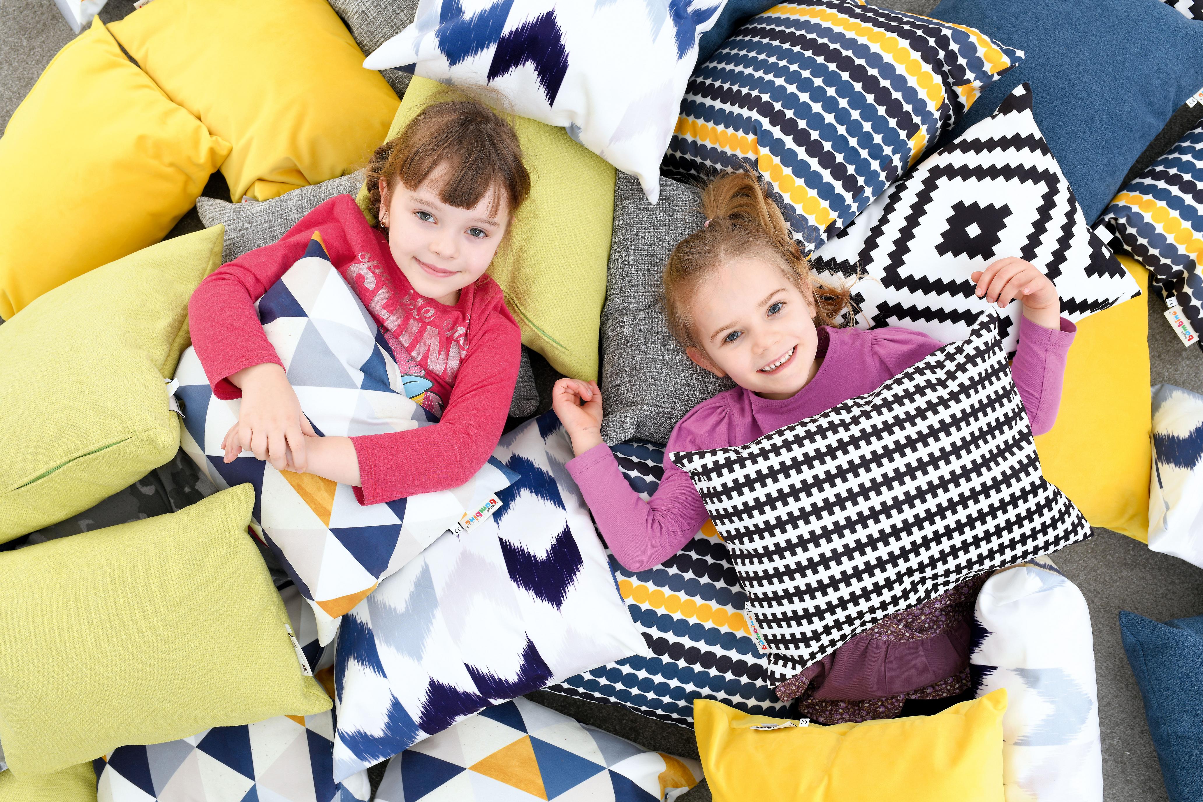 Kissen für Sitzlandschaft in bunten Farben mit Kindern.