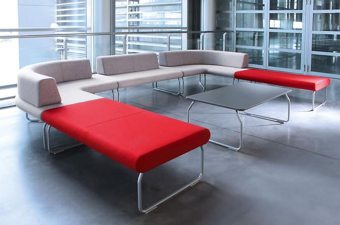 Sitzlandschaft Flow 5 mit roten und grauen Modulen.