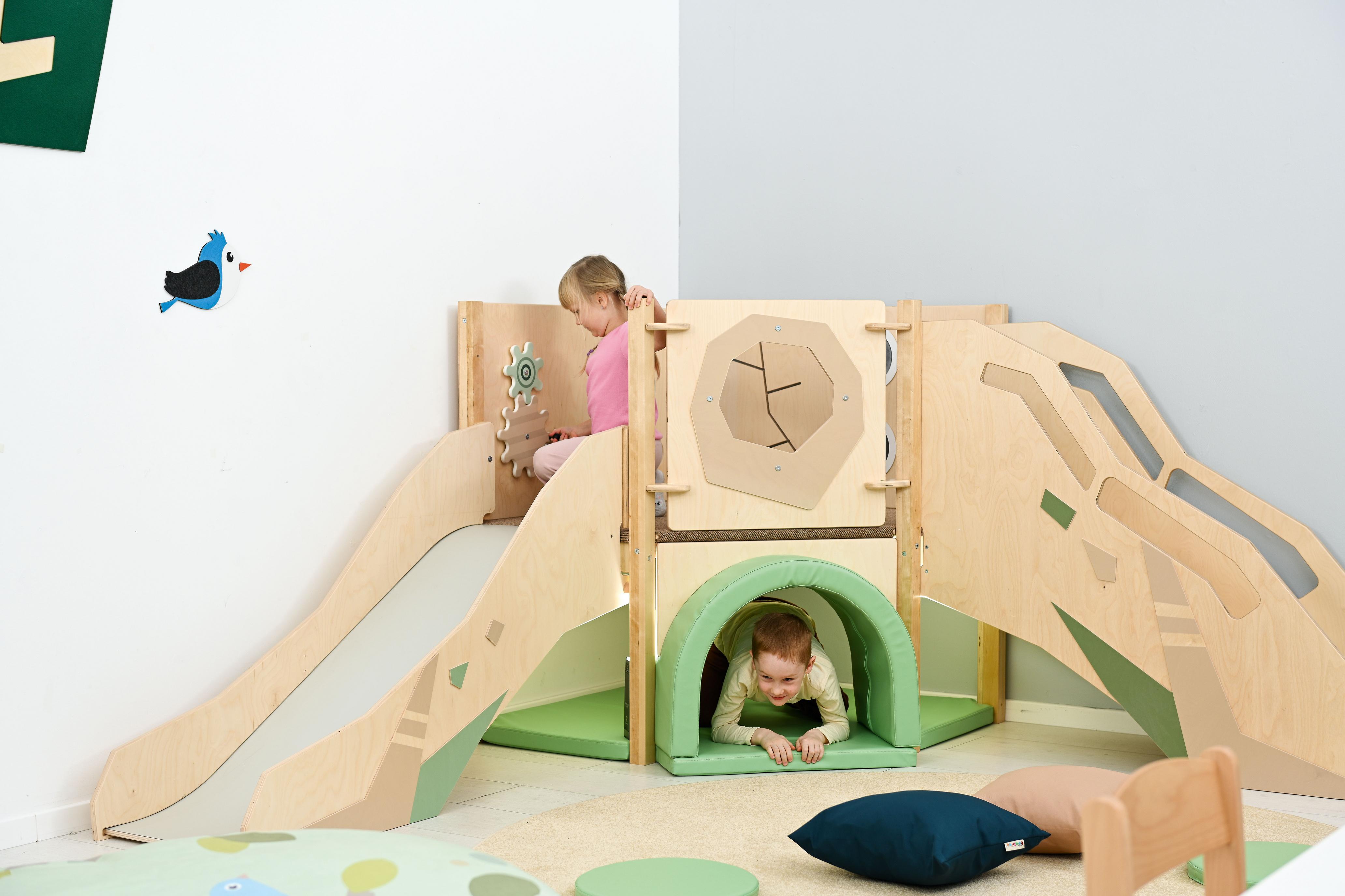 Kinder spielen in sensorischer Spielecke auf Hochebene.