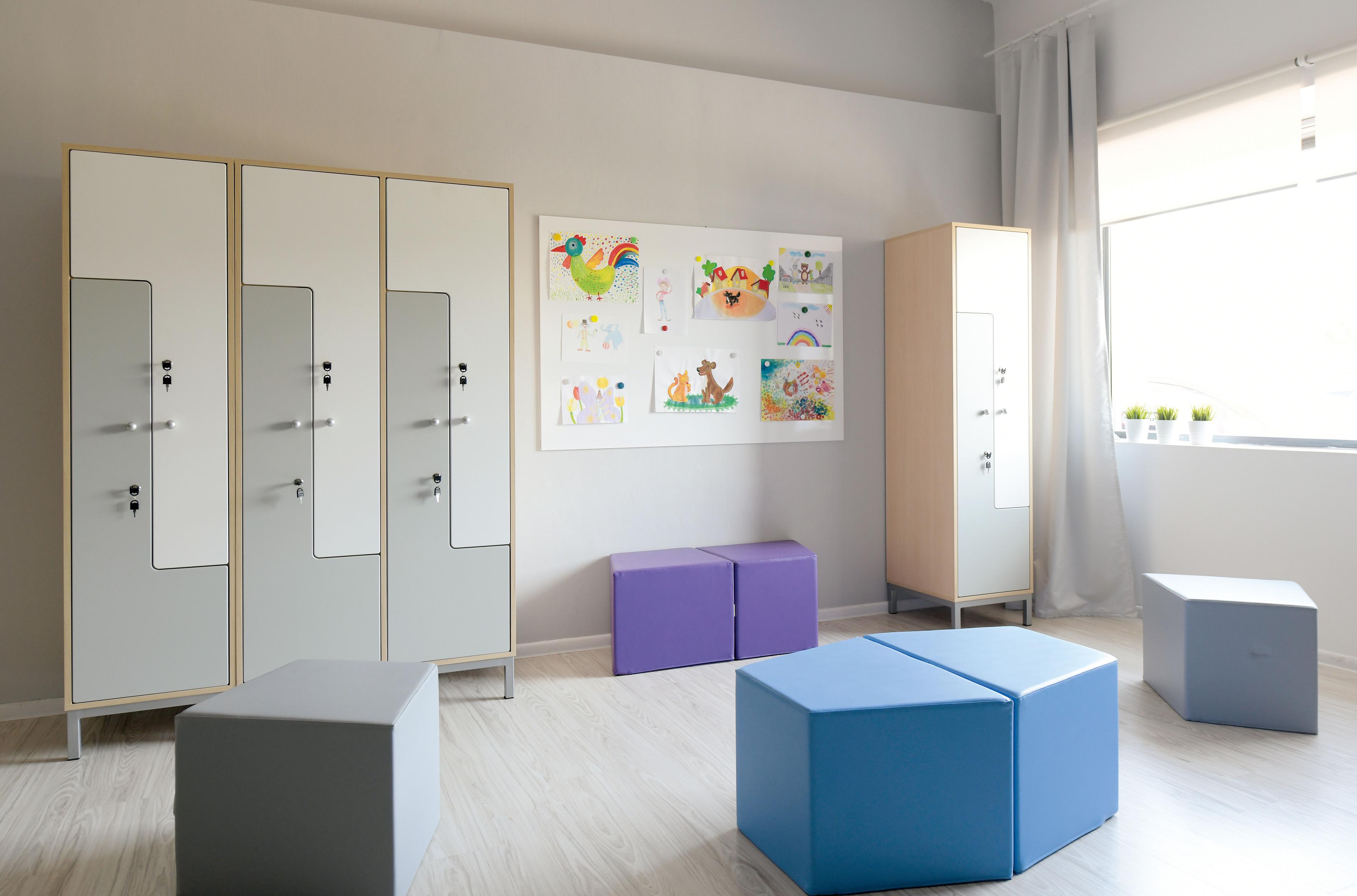 Kleiderschrank für Personal in modernem Gruppenraum.