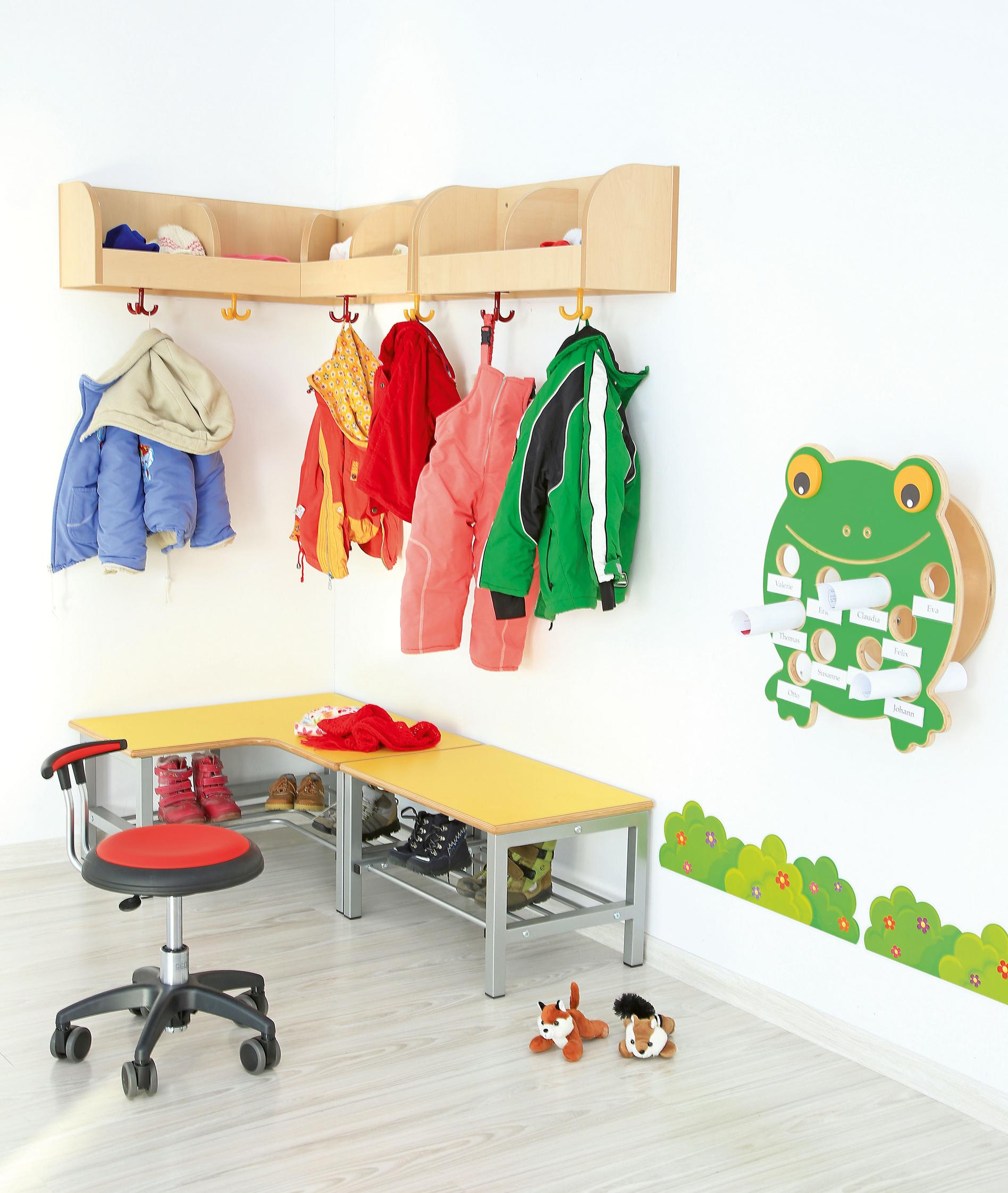 Bank mit Eckgarderobenregal in Kindergarten-Gruppenraum mit Schuhen.
