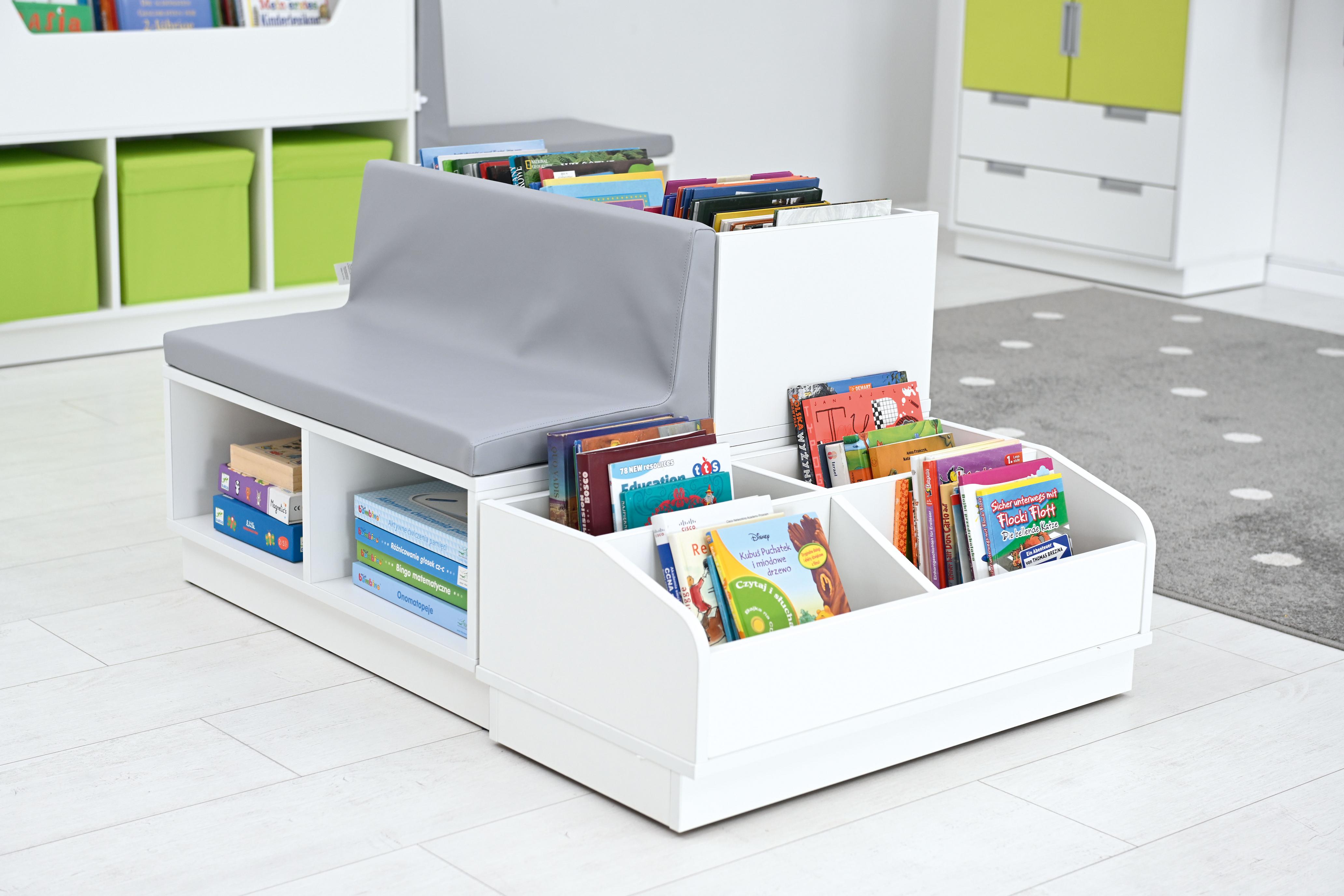 Bücherbank Leseecke, komfortabel und organisiert in Gruppenraum. - Produkt wird im Kindergarten oder Schule genutzt.