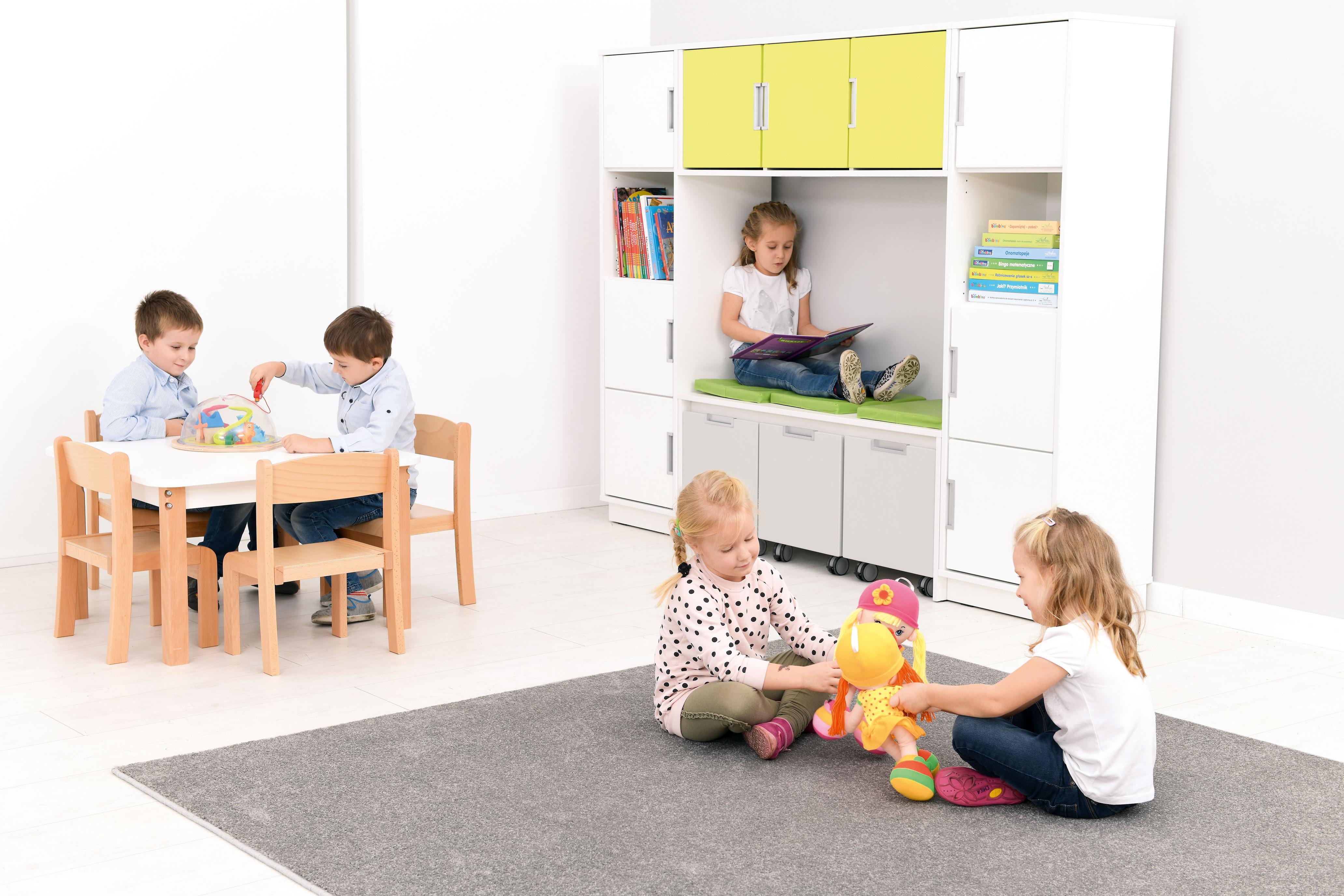 Bücherecke für Kinder mit gemütlicher Leseecke und Spielbereich. - Produkt wird im Kindergarten oder Schule genutzt.