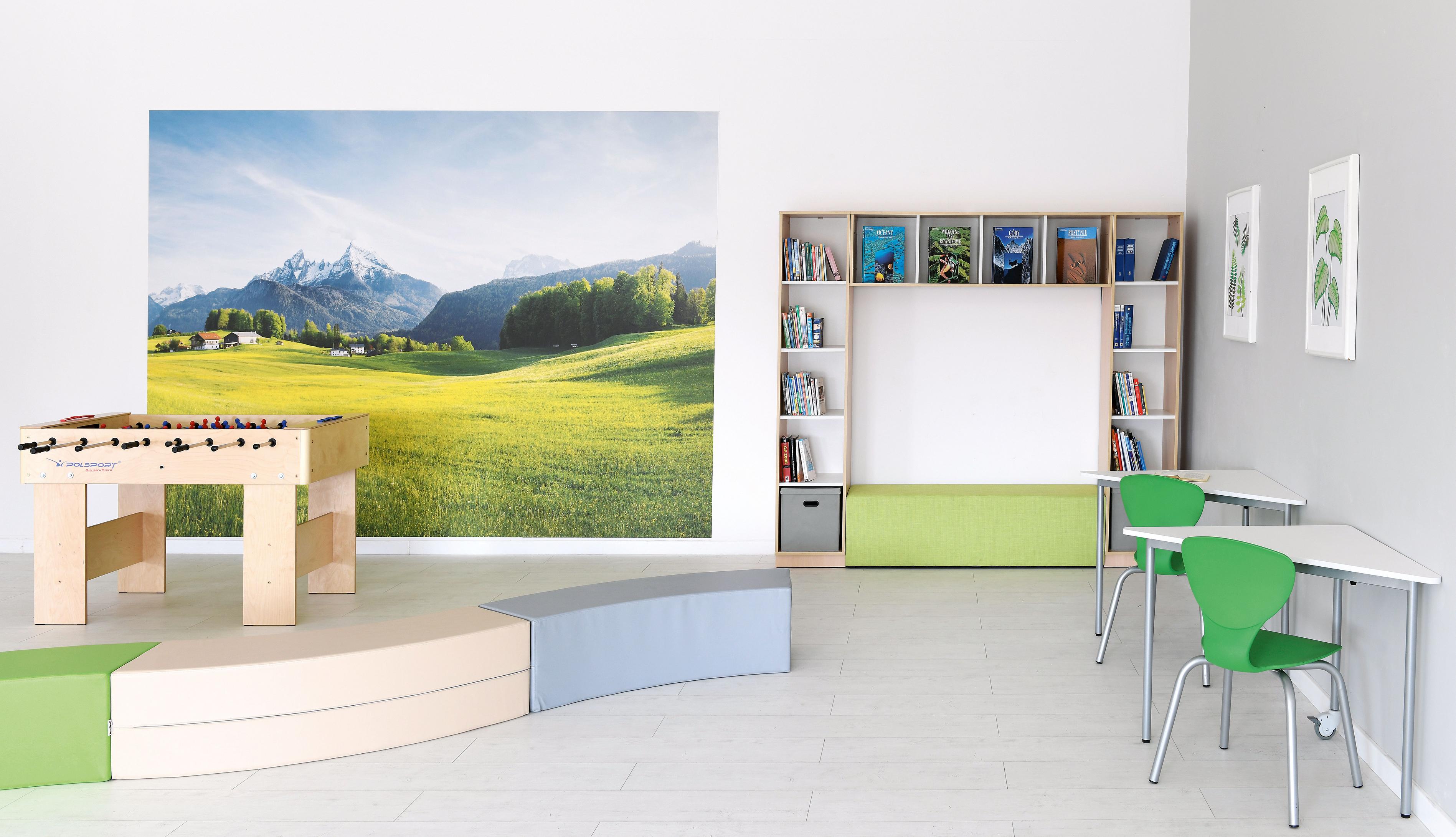 Bücherecke mit Bücherregal und Sitzmöglichkeiten im Klassenzimmer. - Produkt wird im Kindergarten oder Schule genutzt.