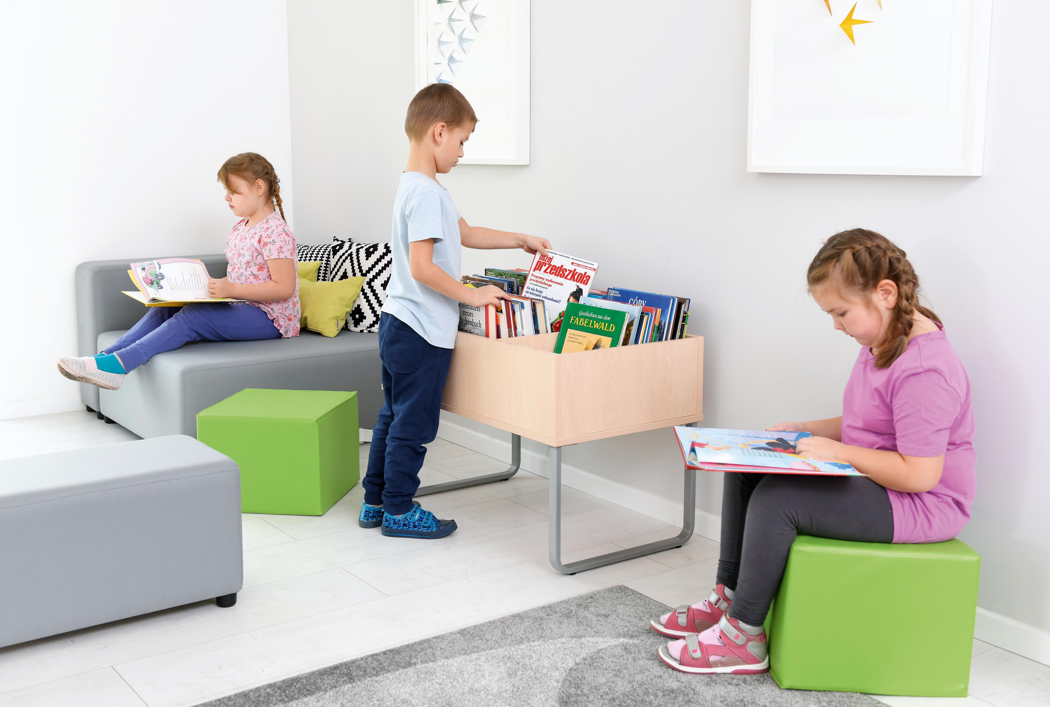 Bücherkiste mit Gestell in heller, kinderfreundlicher Umgebung. - Produkt wird im Kindergarten oder Schule genutzt.