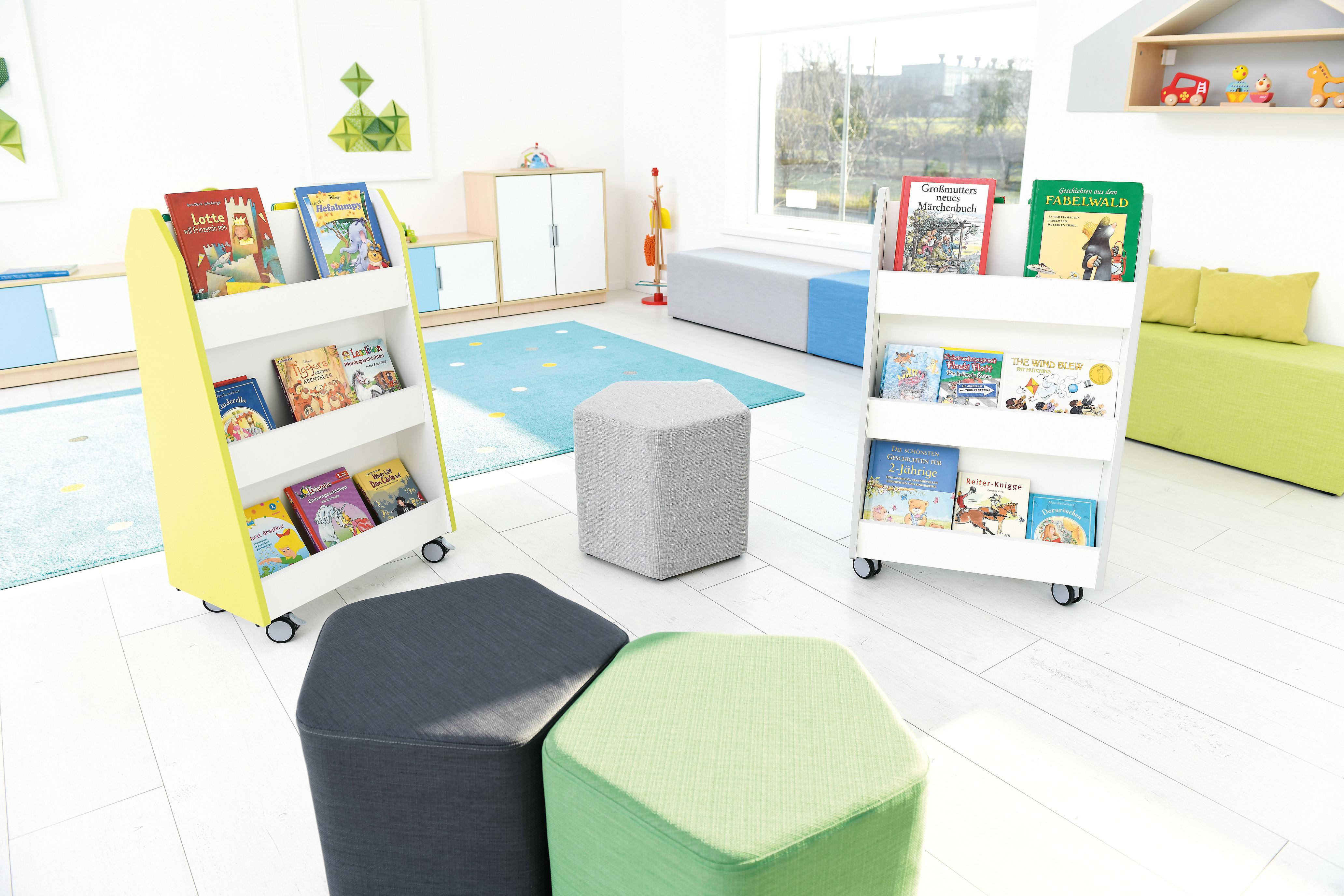 Bücherregal in Kindergarten mit farbigen Möbeln. - Produkt wird im Kindergarten oder Schule genutzt.