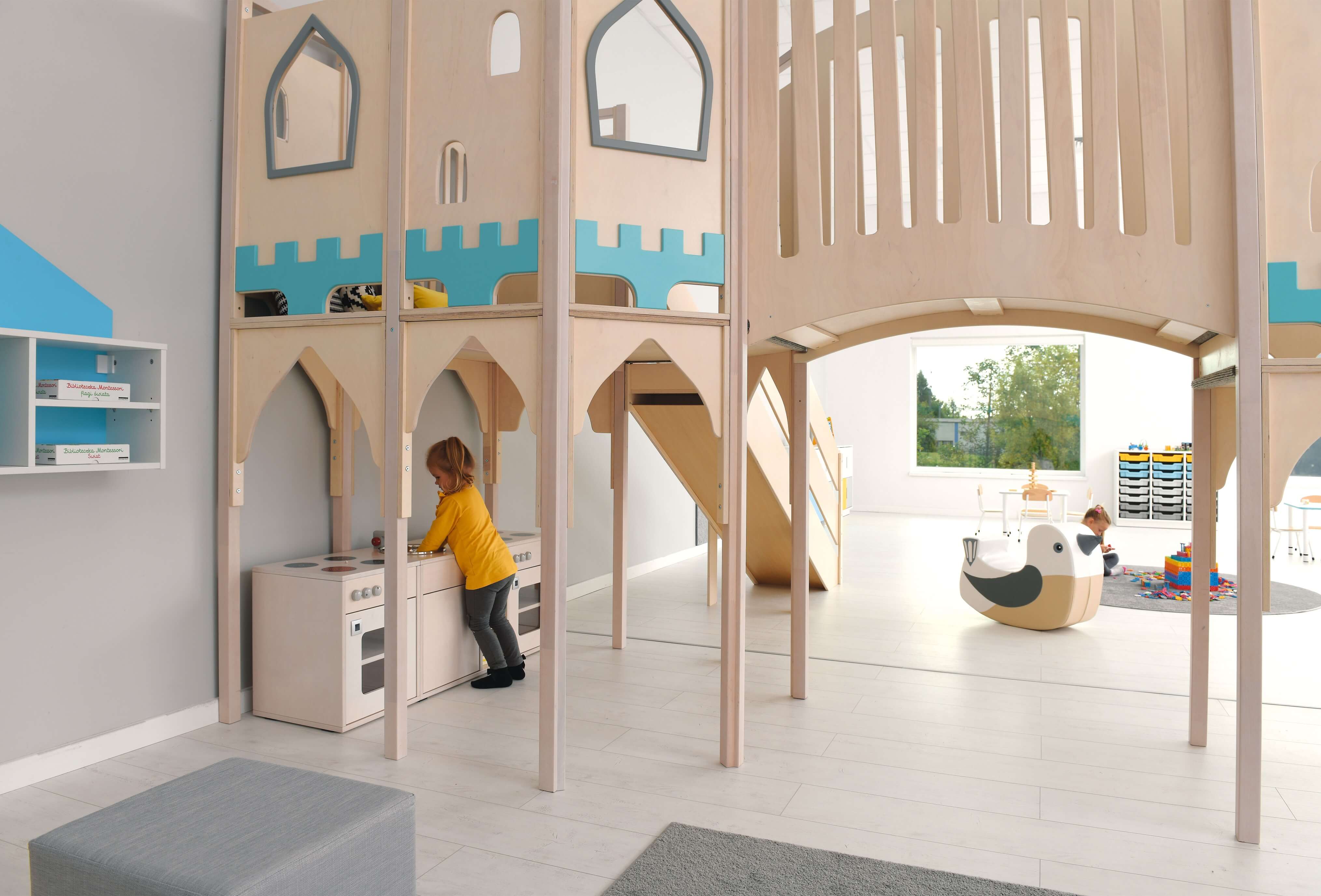 Detailansicht Kindergarten Spielburg Märchenschloss von unten mit spielendem Kind