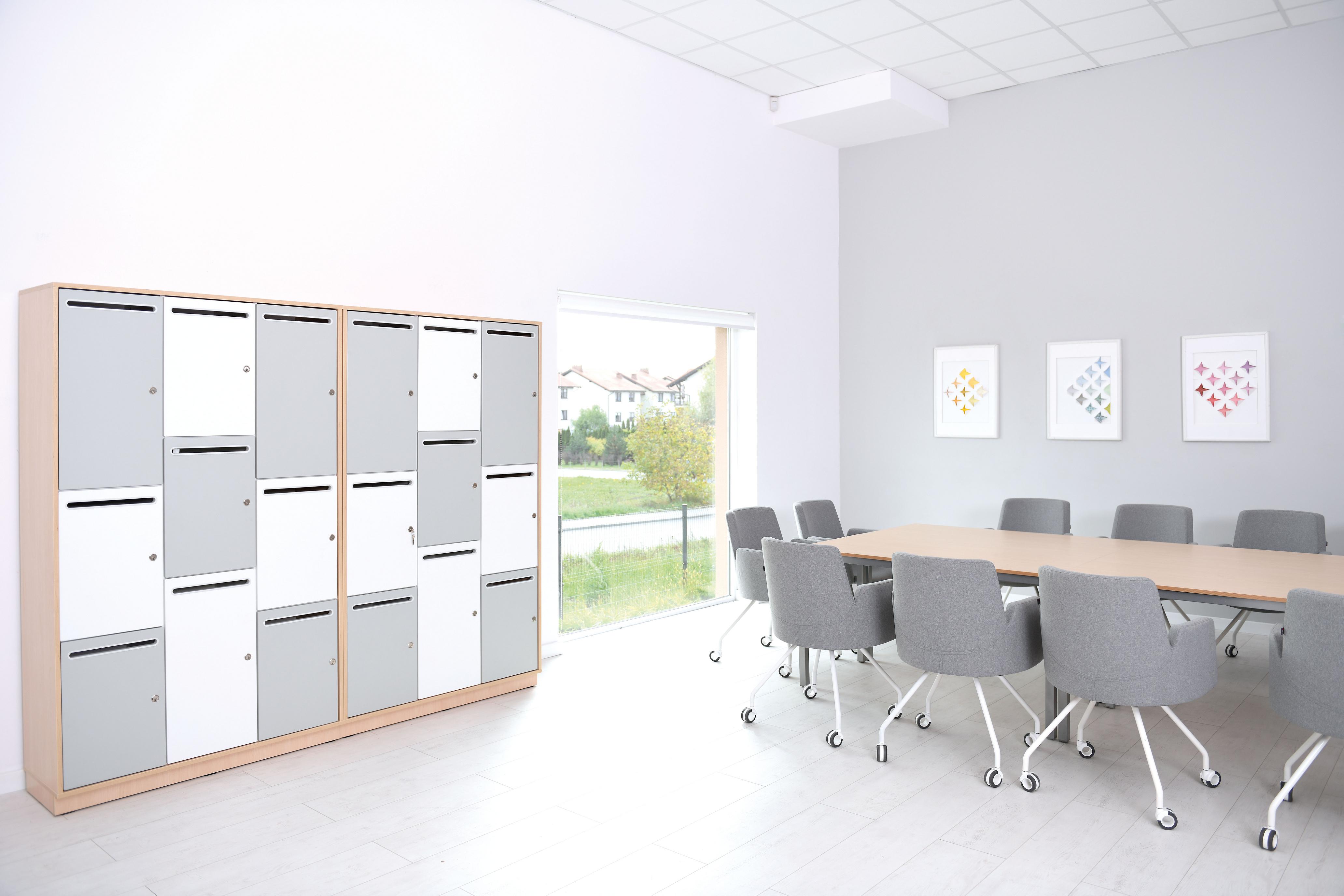 Eigentumsschrank mit 9 Fächern für Schüler im Raum.