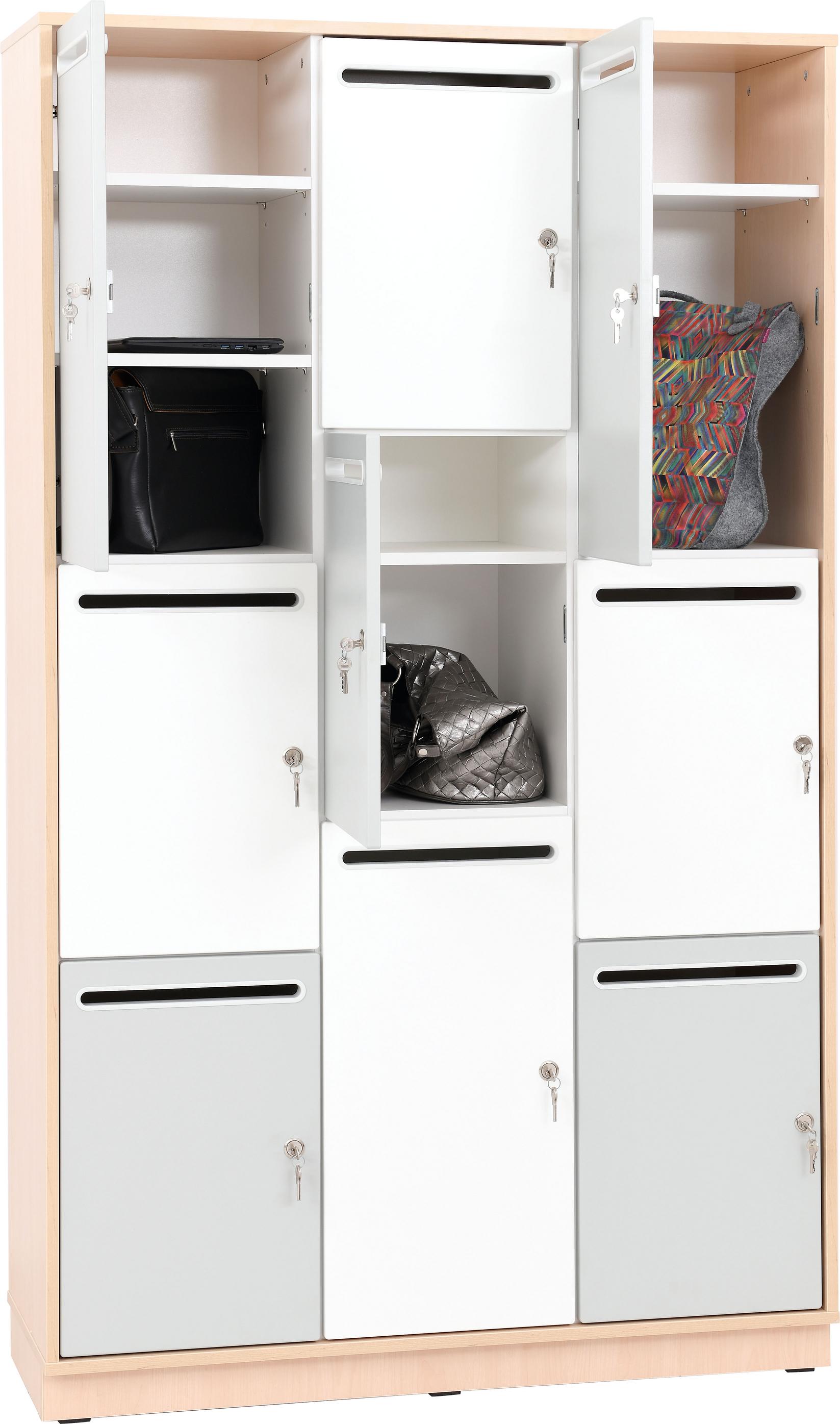 Eigentumsschrank mit neun Fächern gefüllt mit Taschen.