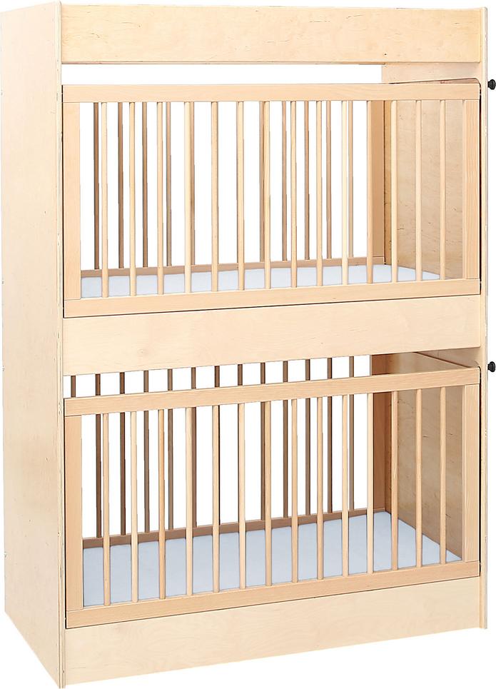 Etagen-Gitterbett in Kita aus robustem Holz. - Produkt wird im Kindergarten oder Schule genutzt.