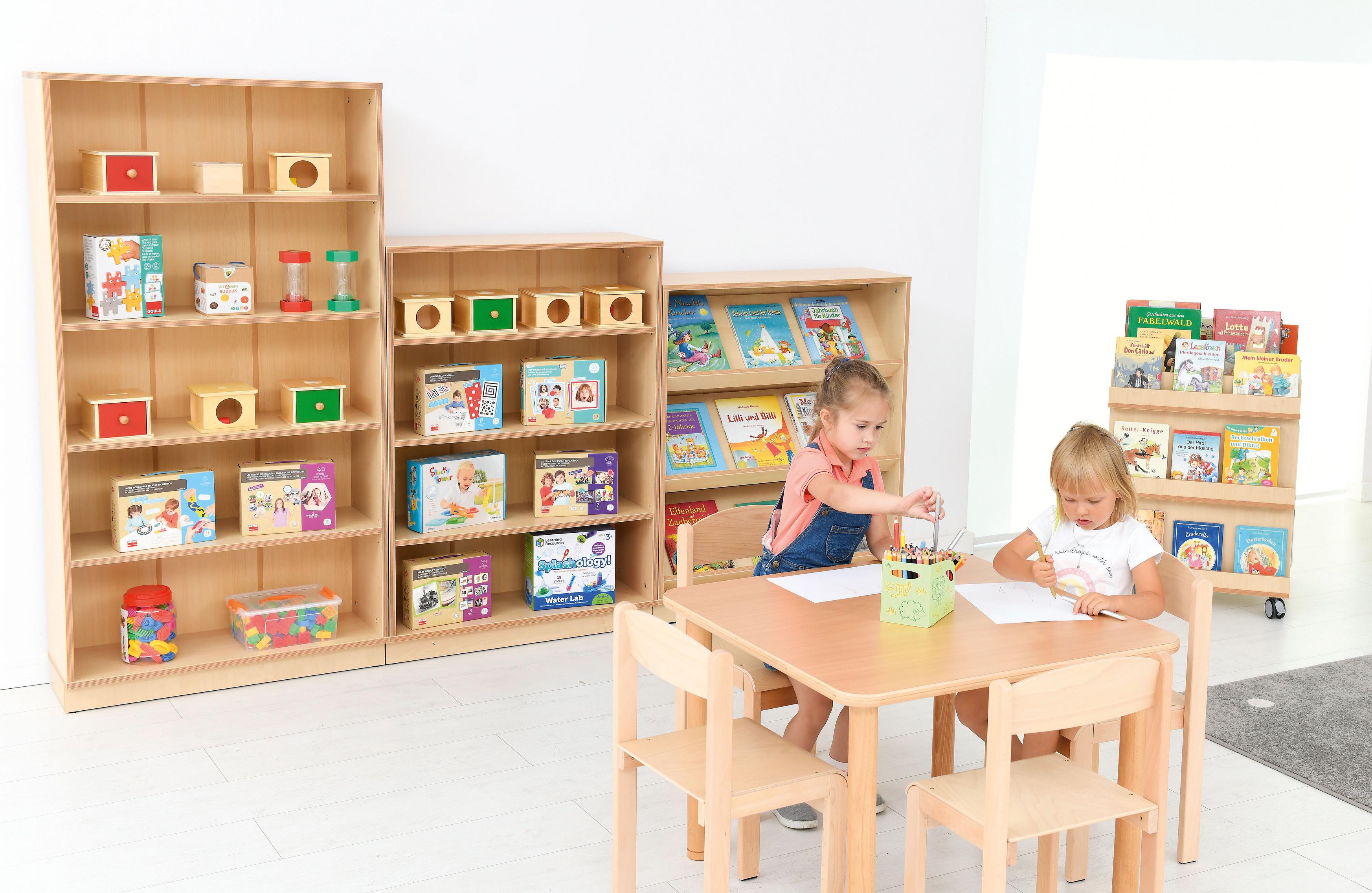 Flexi Regal klassisch, H 120 cm – Bücherregal im Birke-Dekor im Gruppenraum - Produkt wird im Kindergarten oder Schule genutzt.