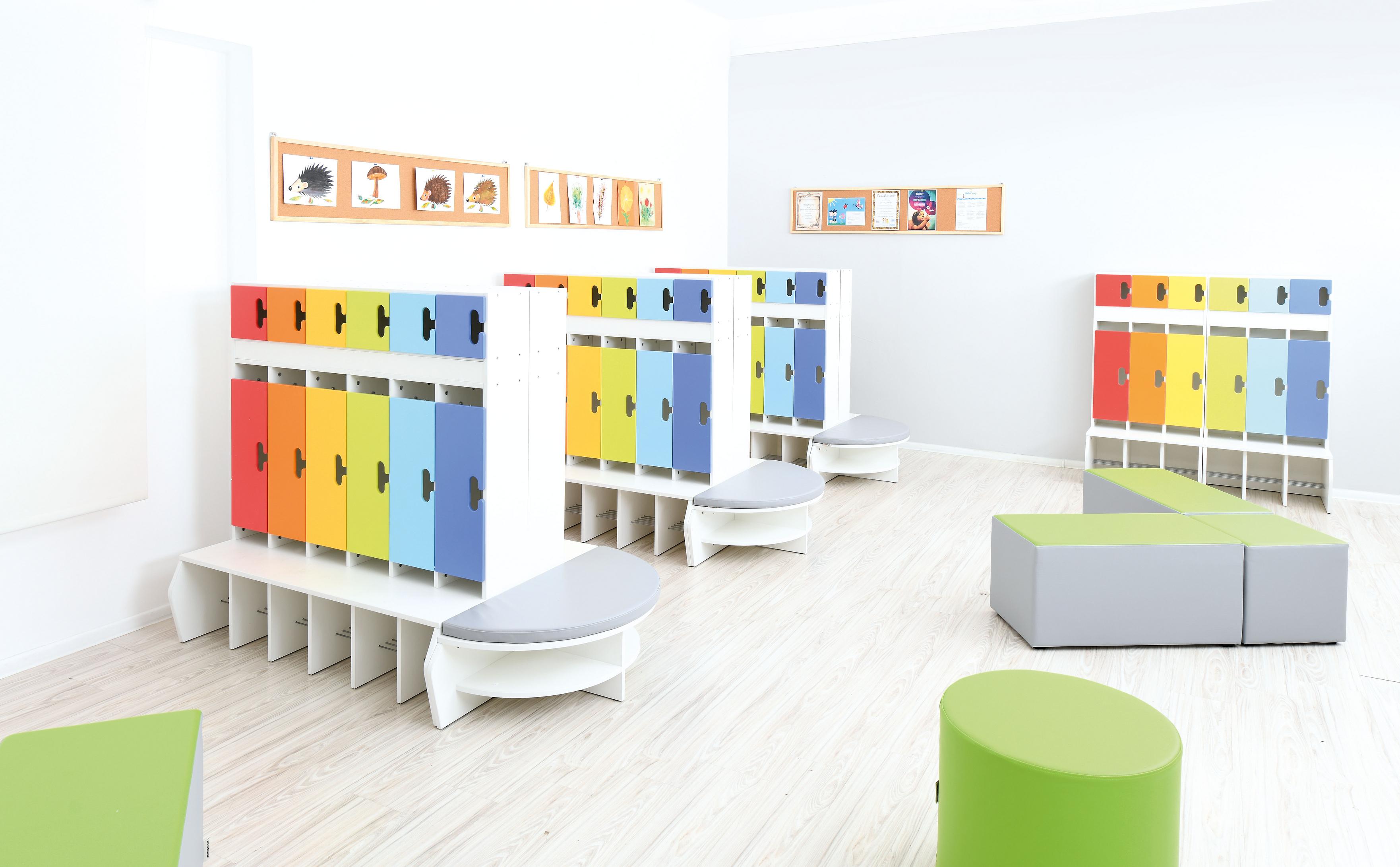 Garderobe Chamäleon 6 leise schließend Ahorn Jylland Regenbogen weiß Kindergarten