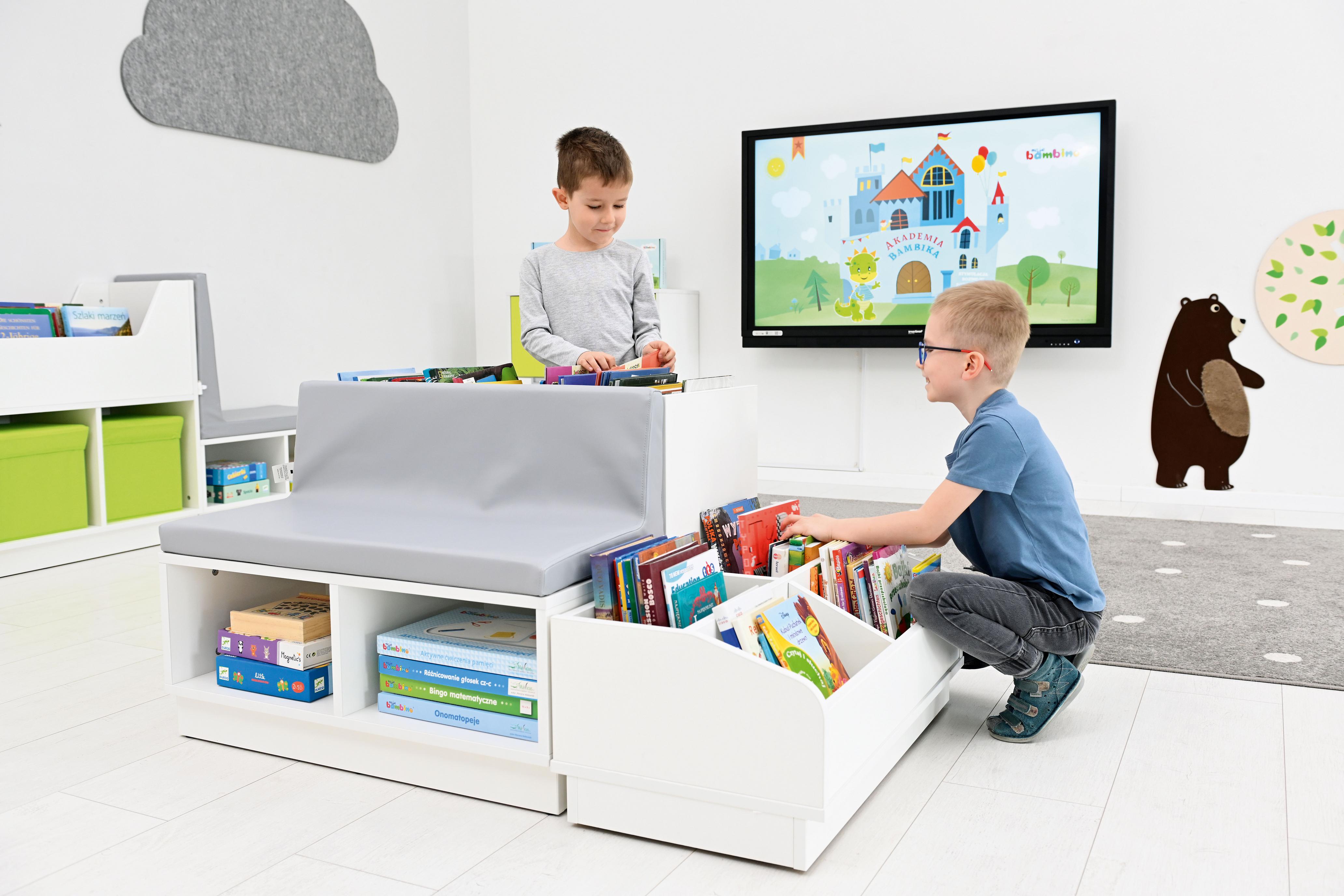Gemütliche Bücherbank für Kinder in der Leseecke. - Produkt wird im Kindergarten oder Schule genutzt.