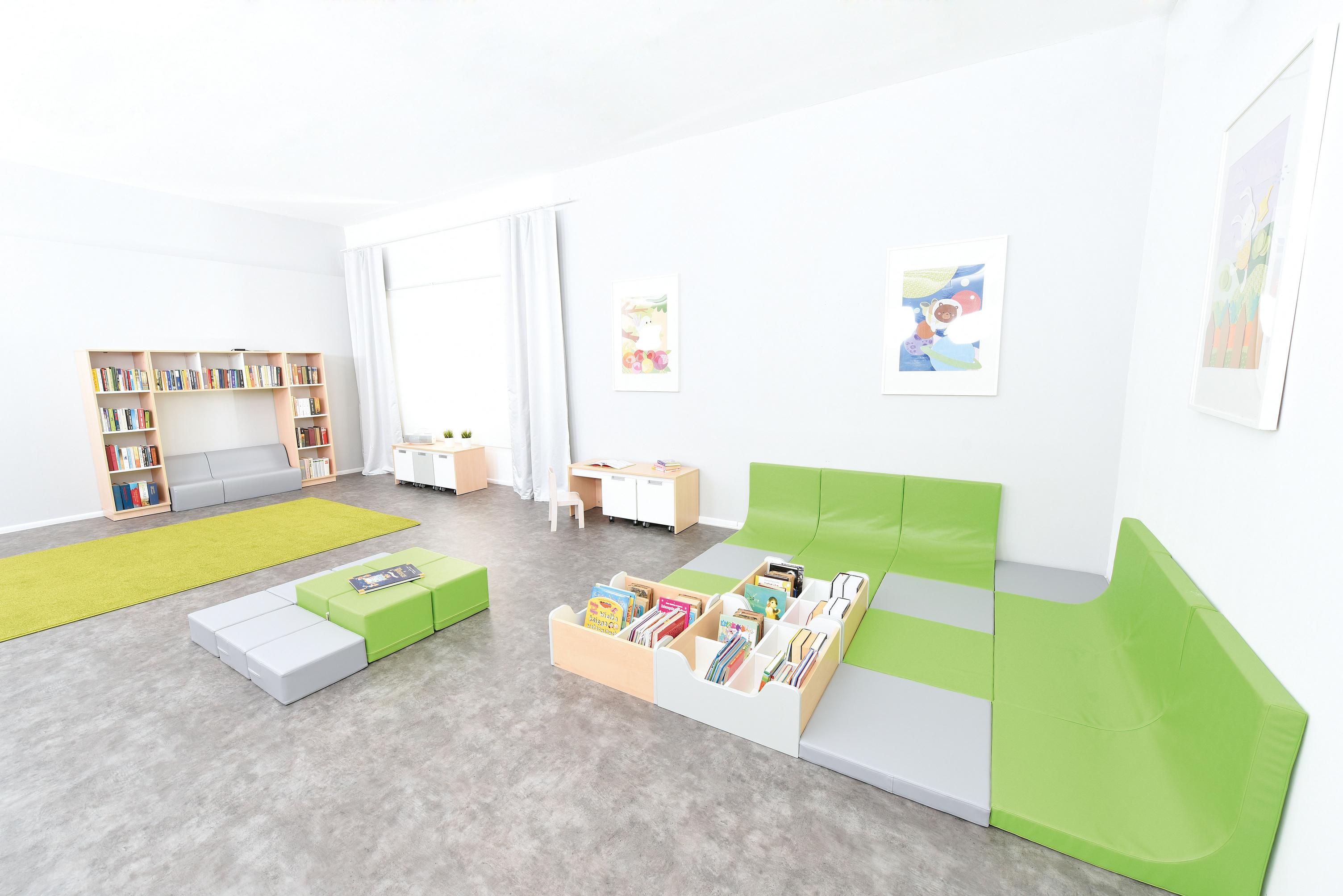 Grüne und graue Quadro Leselandschaft in Leseecke. - Produkt wird im Kindergarten oder Schule genutzt.