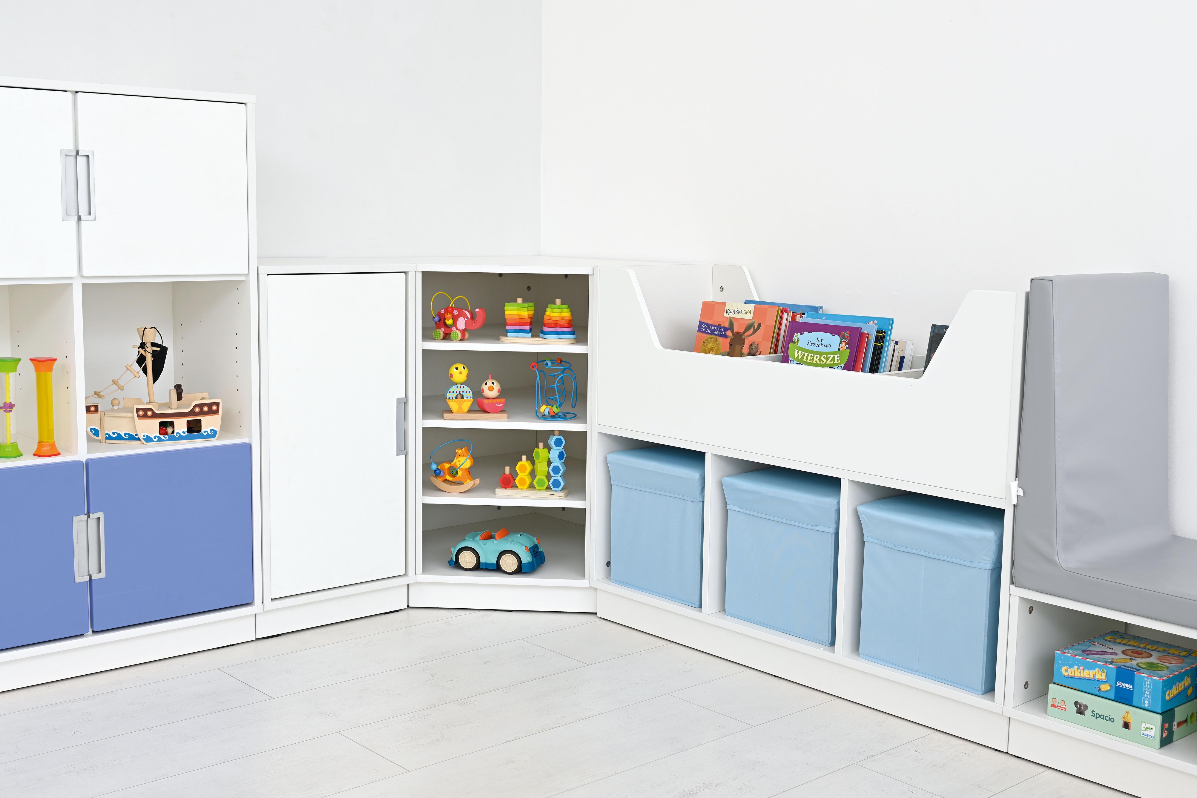 Heller Gruppenraum mit Quadro Bücherkahn voller Bücher. - Produkt wird im Kindergarten oder Schule genutzt.