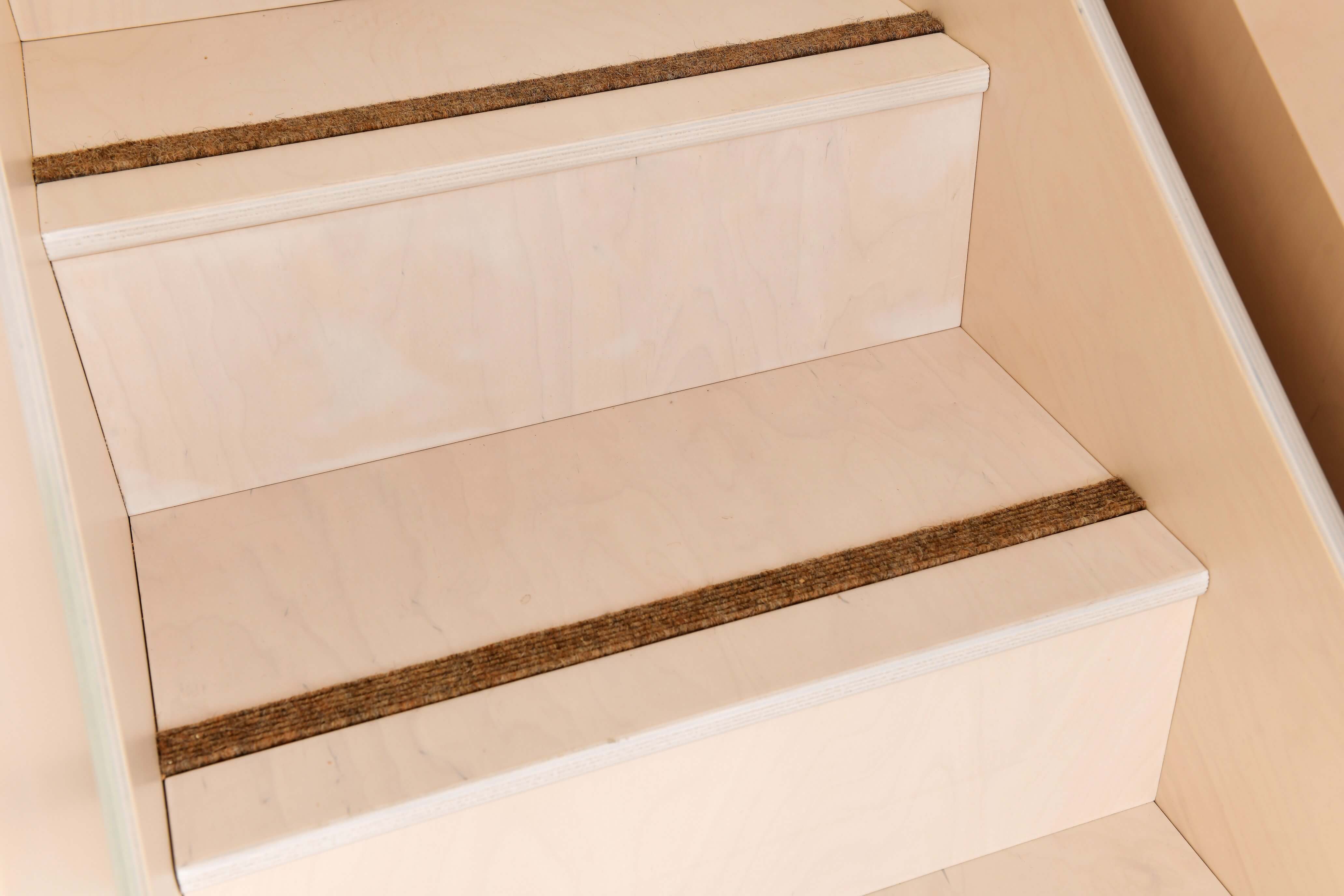 Hochebene Flora für Kindergarten Detailansicht Treppenstufen