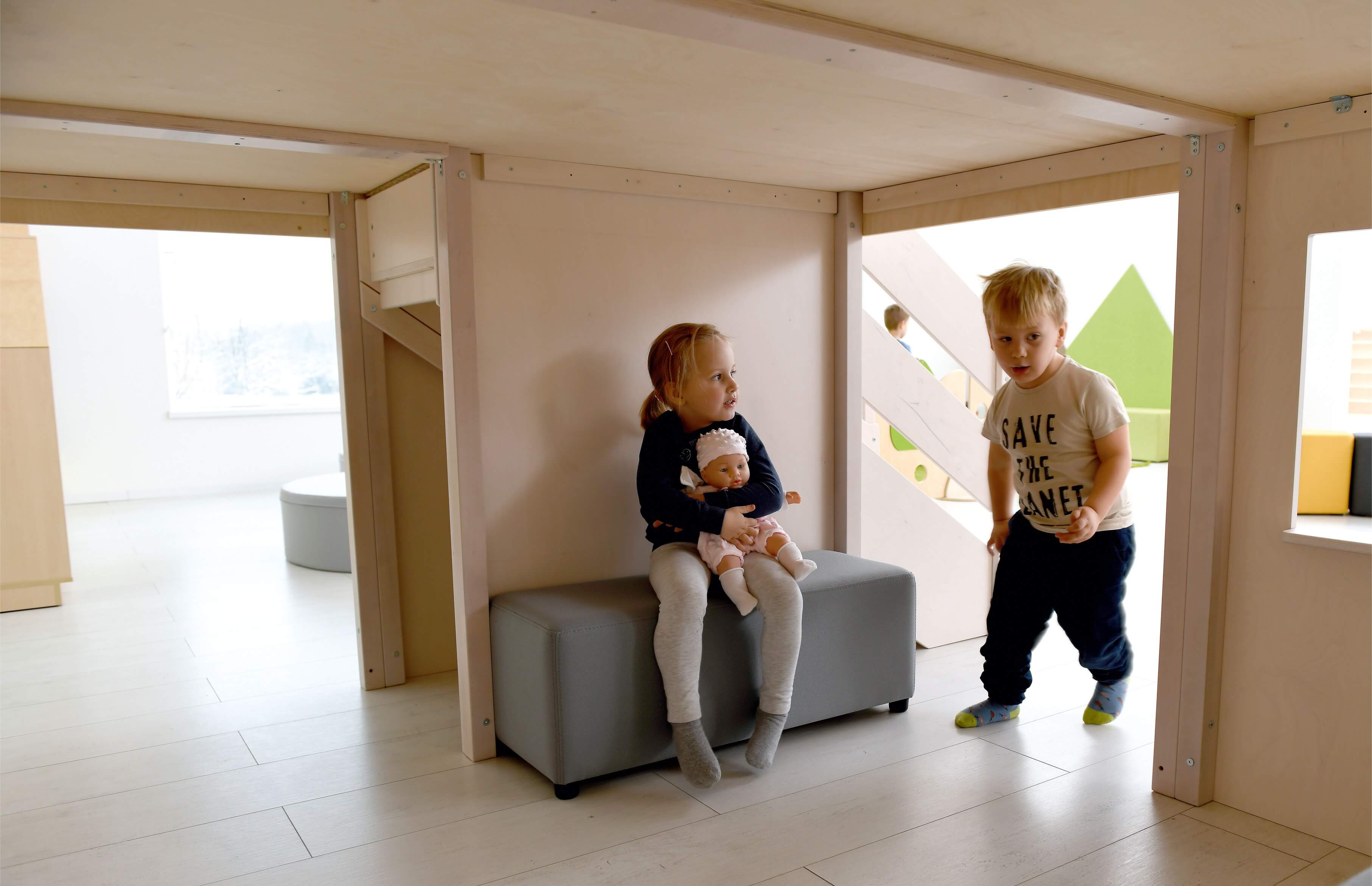 Hochebene Flora für Kindergarten Detailansicht von unten mit Kindern
