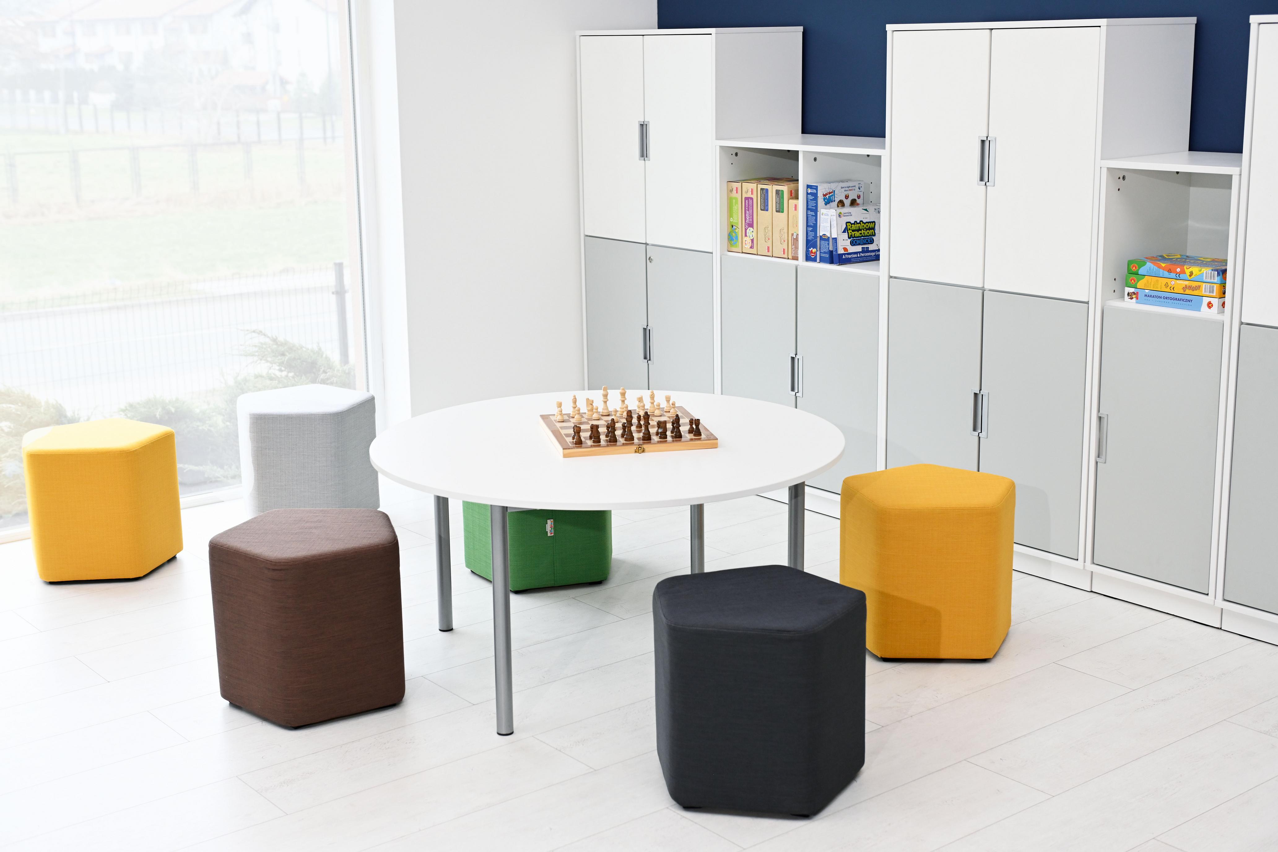 Inflamea Hocker pentagonal H42cm, Sitzhocker pentagonal H42cm im Gruppenraum