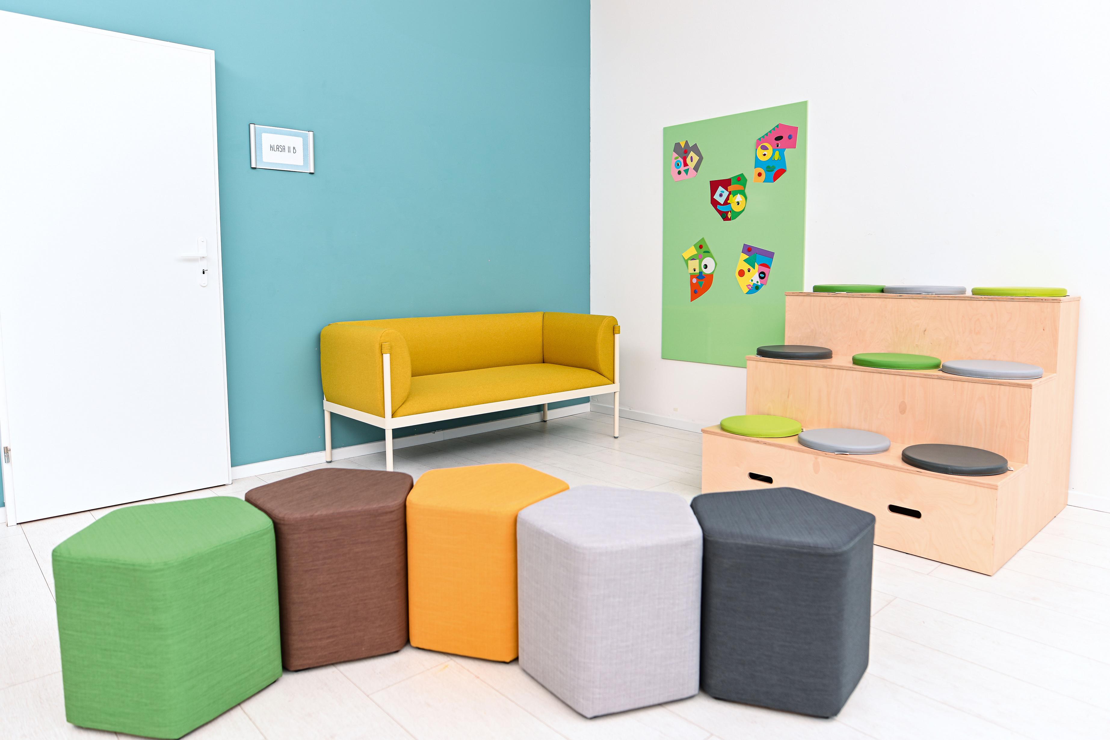Inflamea Hocker pentagonal H42cm: Sitzhocker pentagonal H42cm im Klassenzimmer