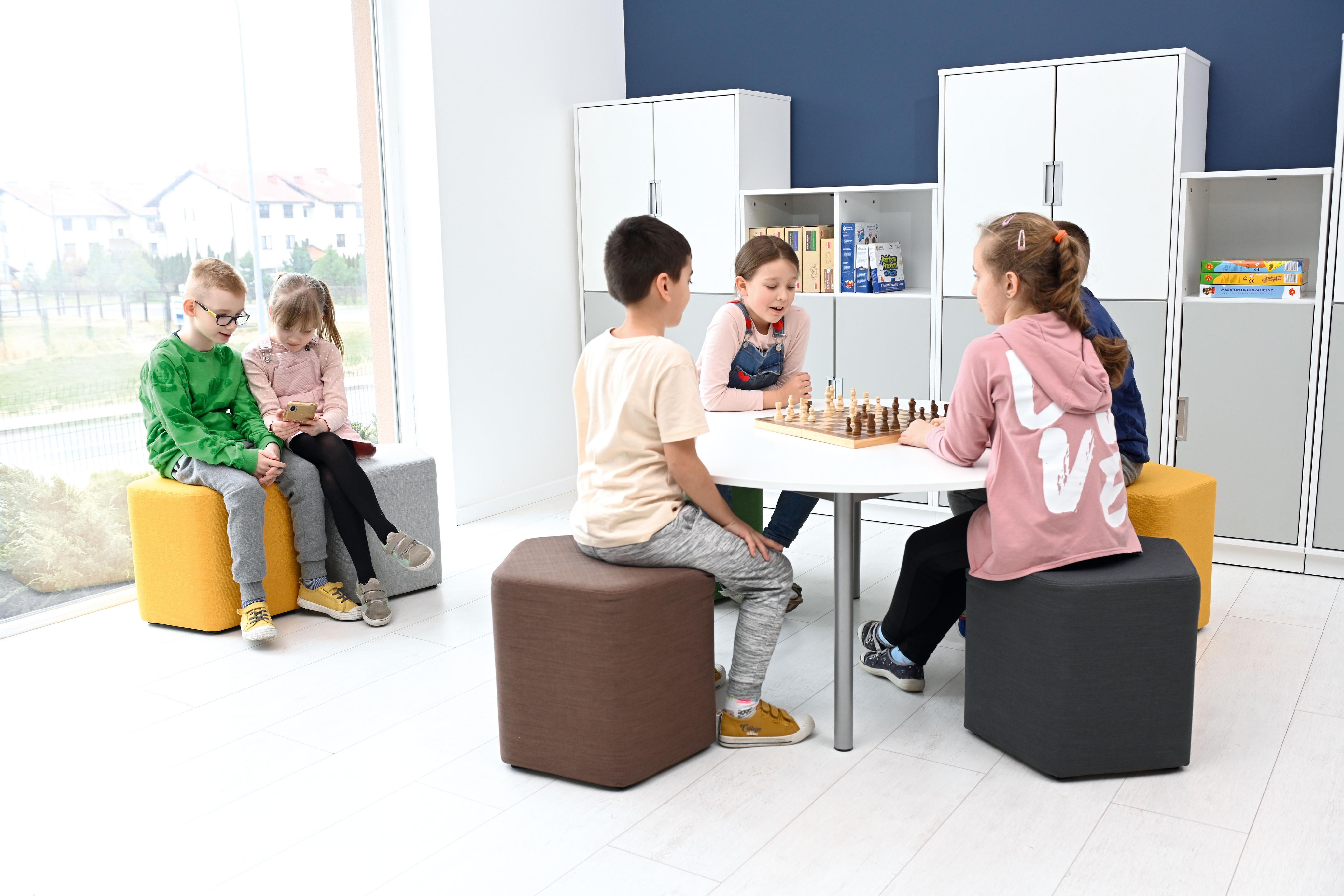 Inflamea Hocker pentagonal H42cm, Sitzhocker pentagonal H42cm mit Kindern