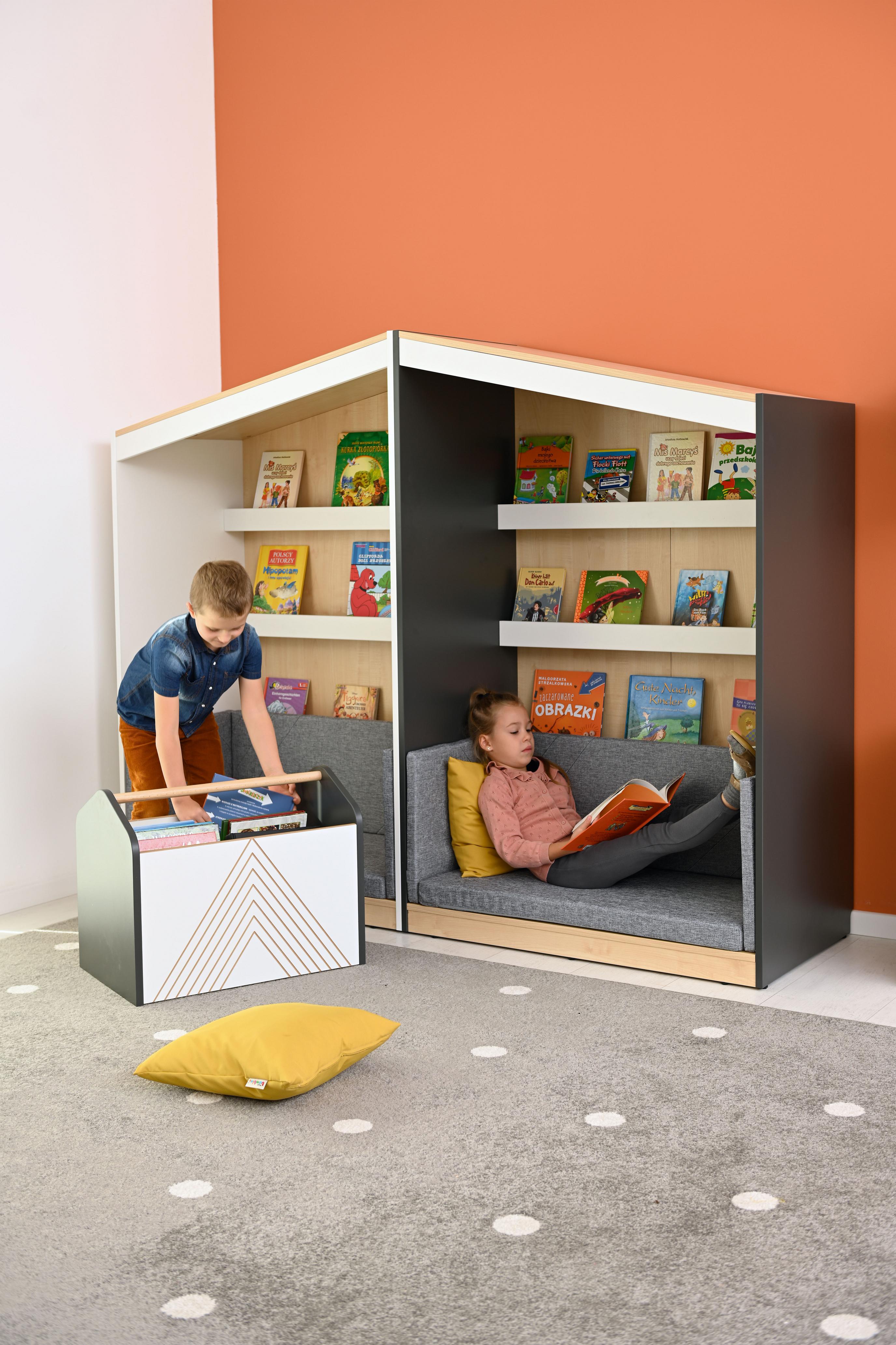 Junge nutzt Rollbehälter für Bücher im Klassenzimmer. - Produkt wird im Kindergarten oder Schule genutzt.