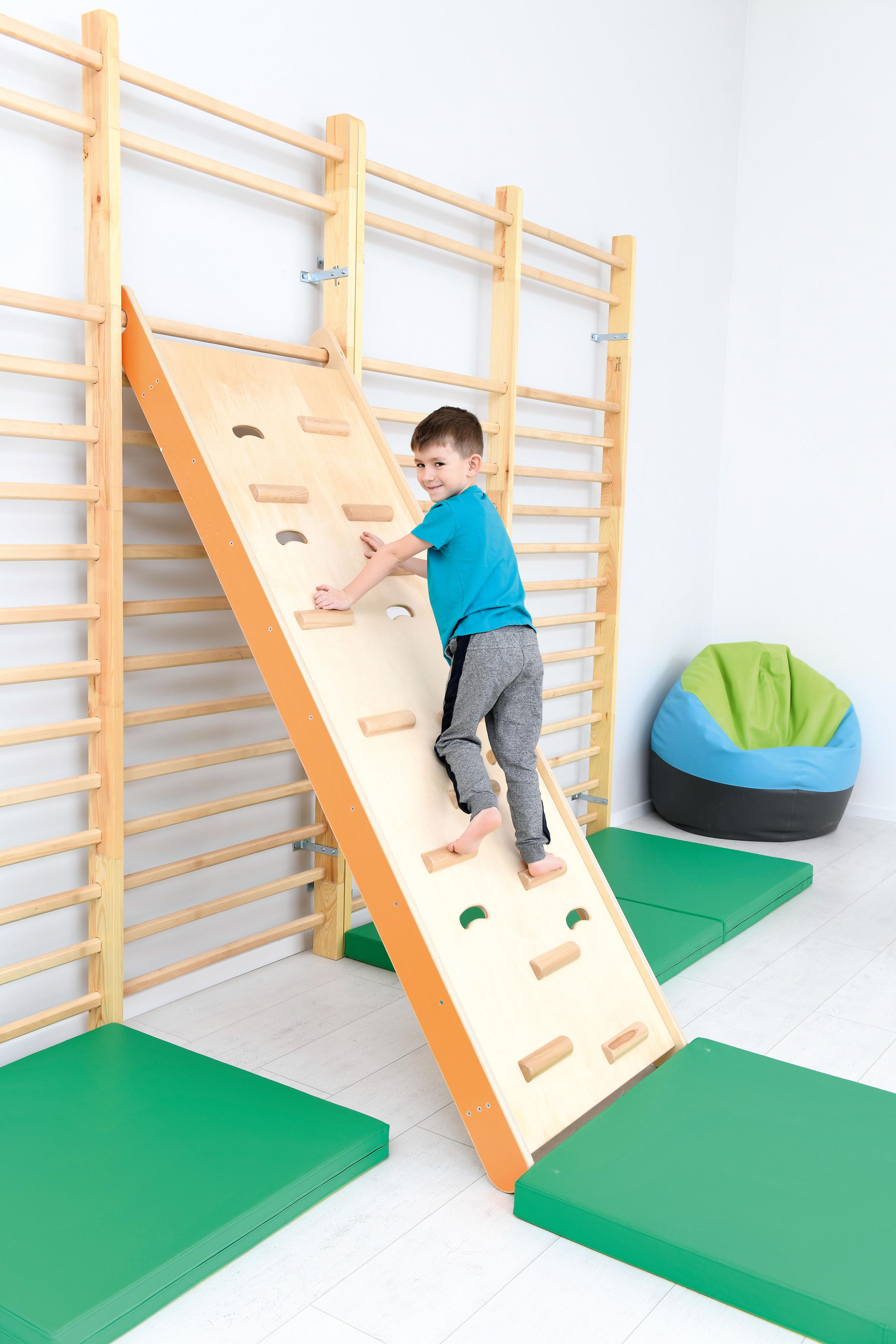 Kind klettert spielerisch auf Sprossenwand - doppelt - 256 cm.