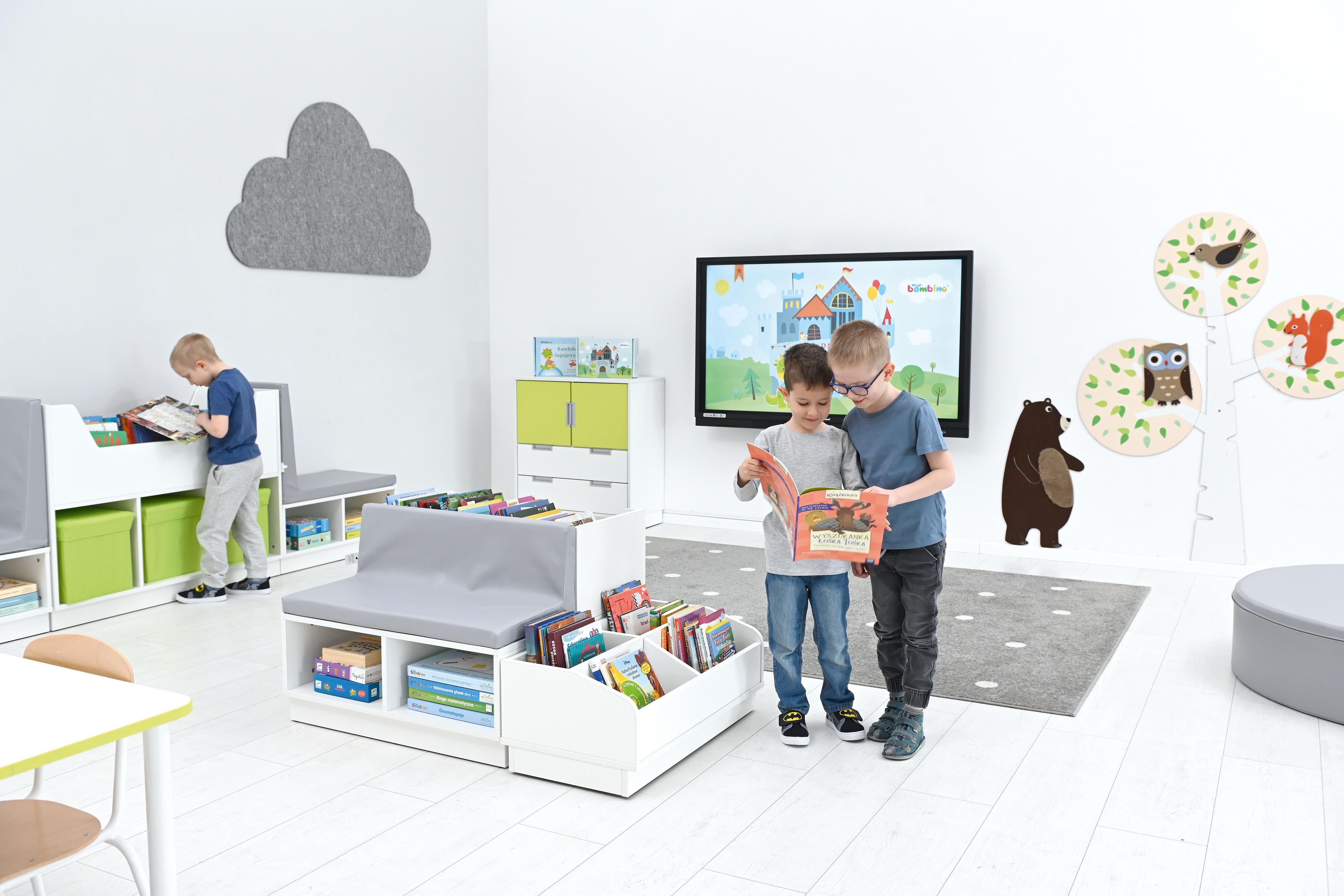 Kinder lesen gemeinsam in der Leseecke. - Produkt wird im Kindergarten oder Schule genutzt.