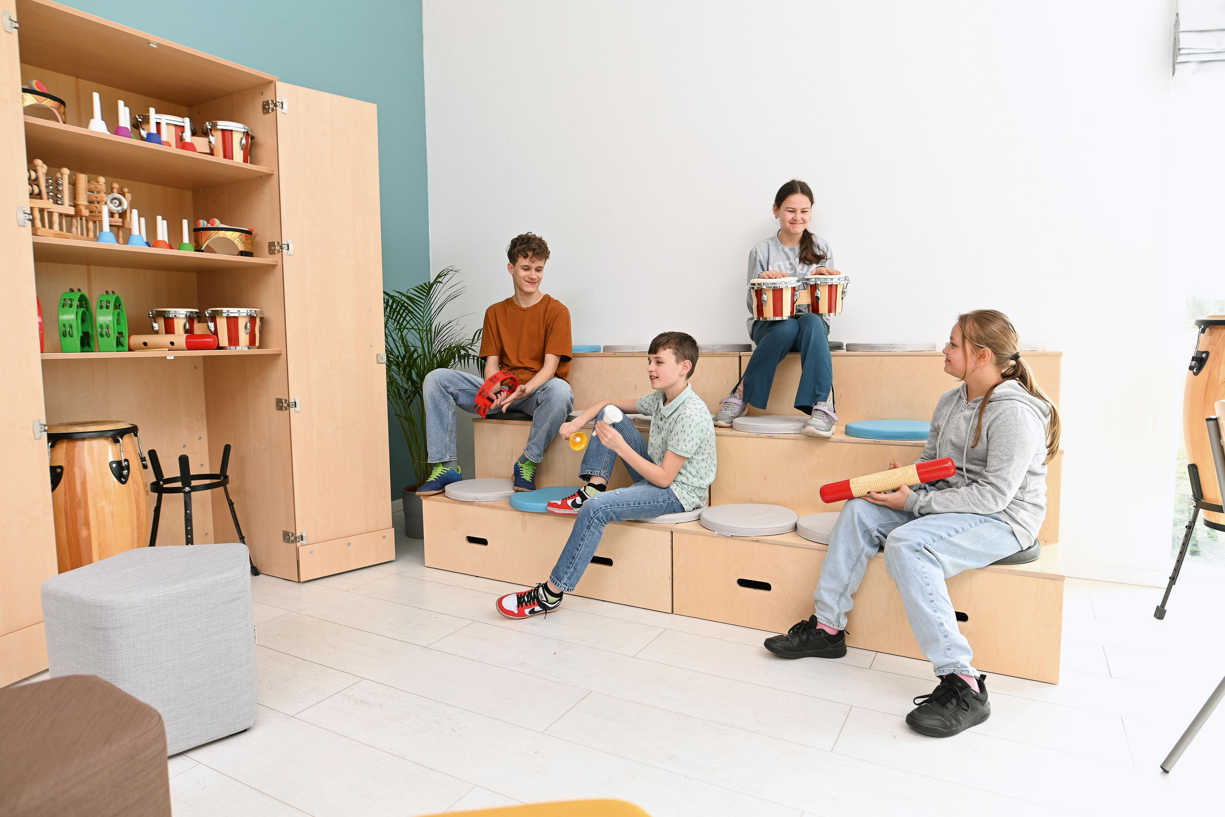 Kinder musizieren auf Stufenpodest H 92 cm