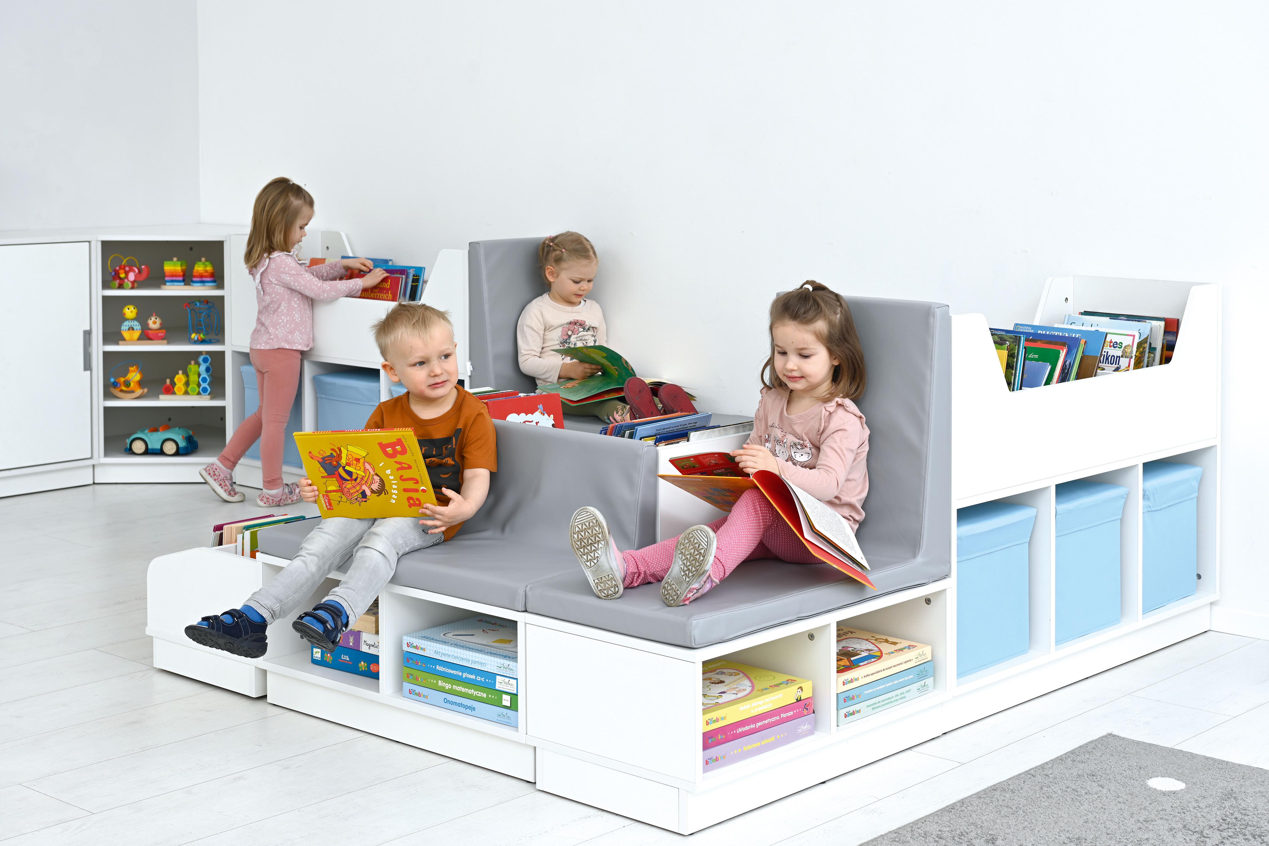 Kinder nutzen die Bücherbank in der Leseecke. - Produkt wird im Kindergarten oder Schule genutzt.