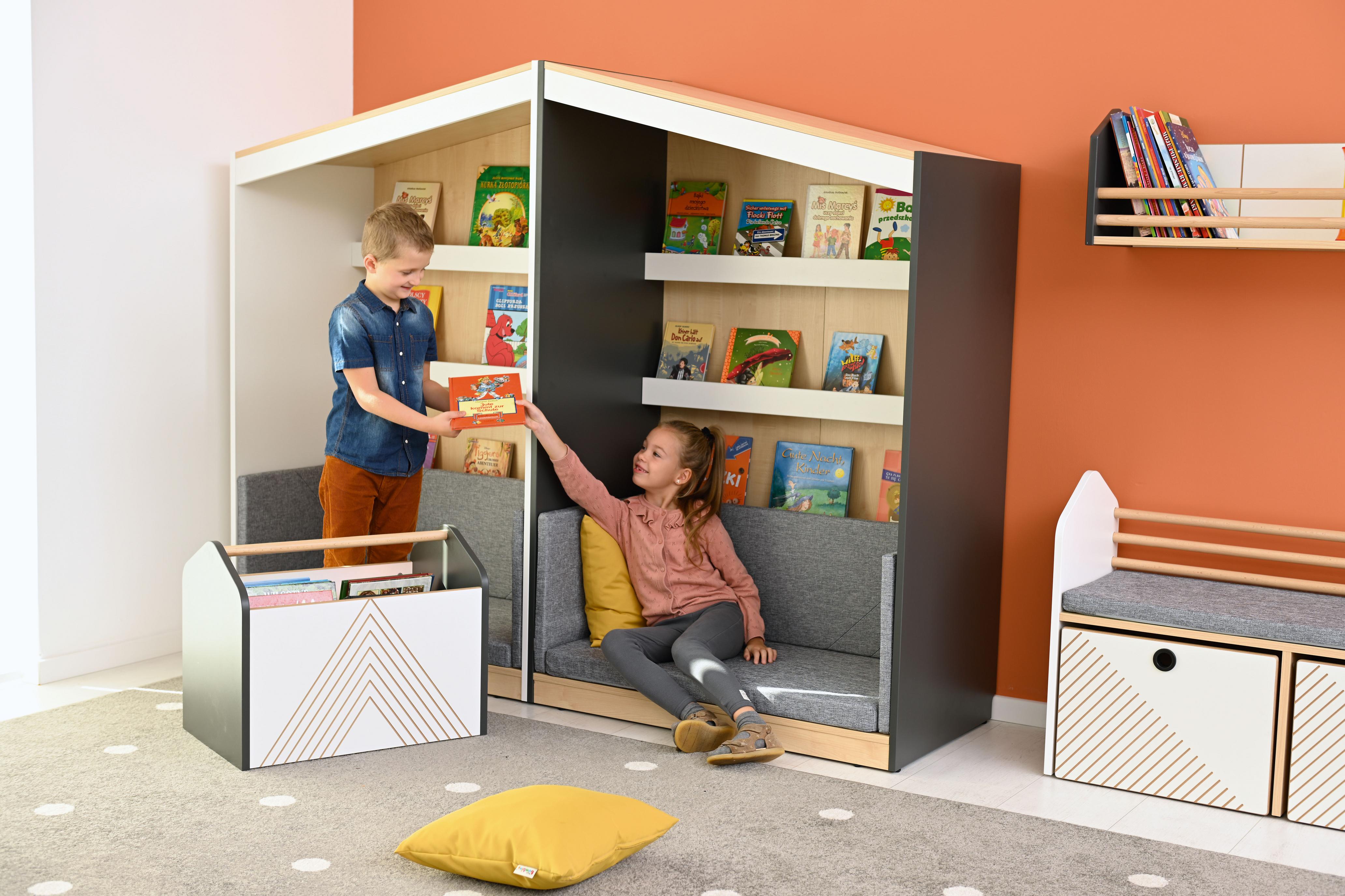 Kinder nutzen einen Rollbehälter für Bücher im Gruppenraum. - Produkt wird im Kindergarten oder Schule genutzt.