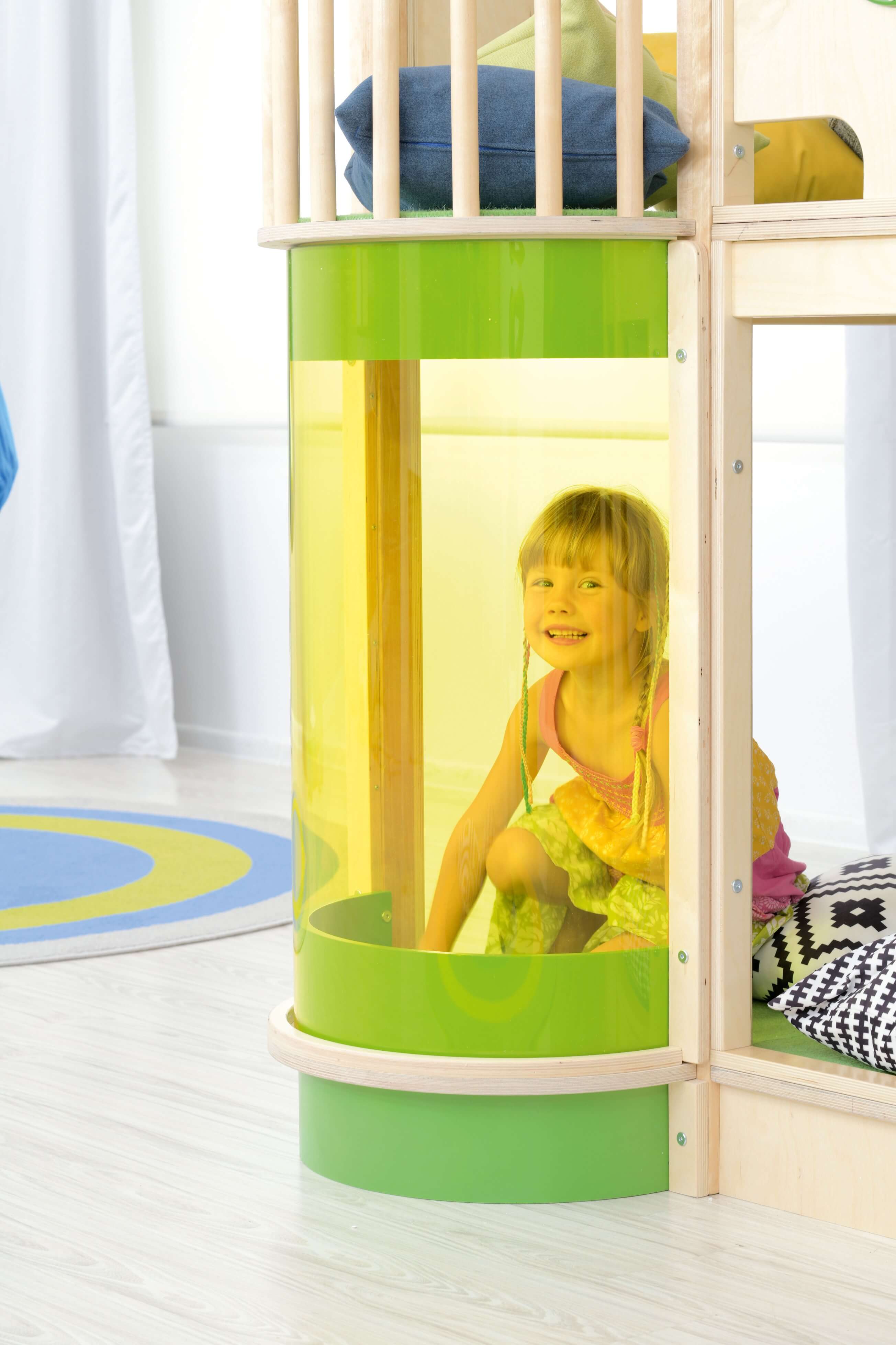 Kindergarten Hochebene Ben Detailansicht von Fenster Kind guckt raus