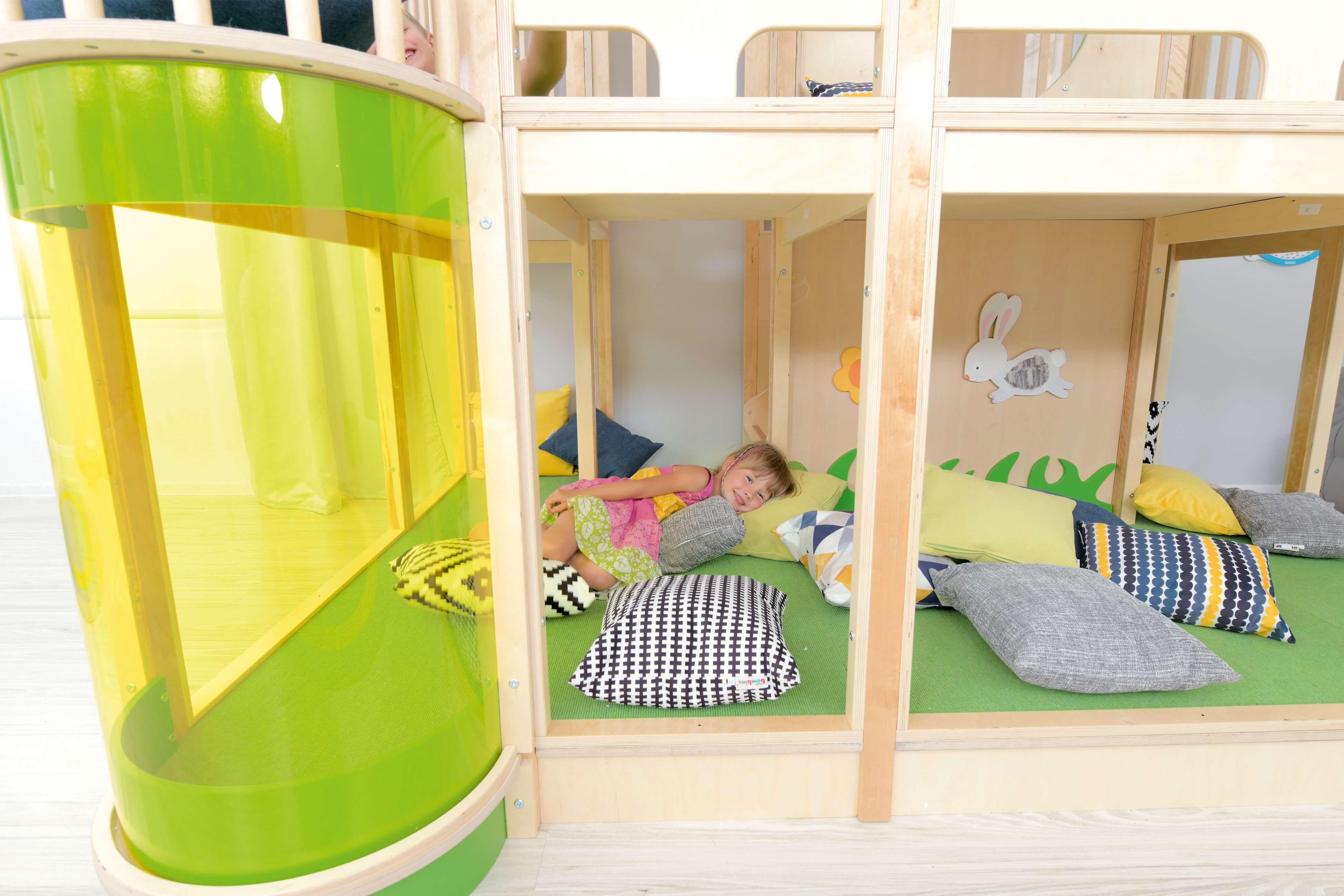 Kindergarten Hochebene Ben Frontansicht gezoomt in Krippe mit schlafenden Kindern