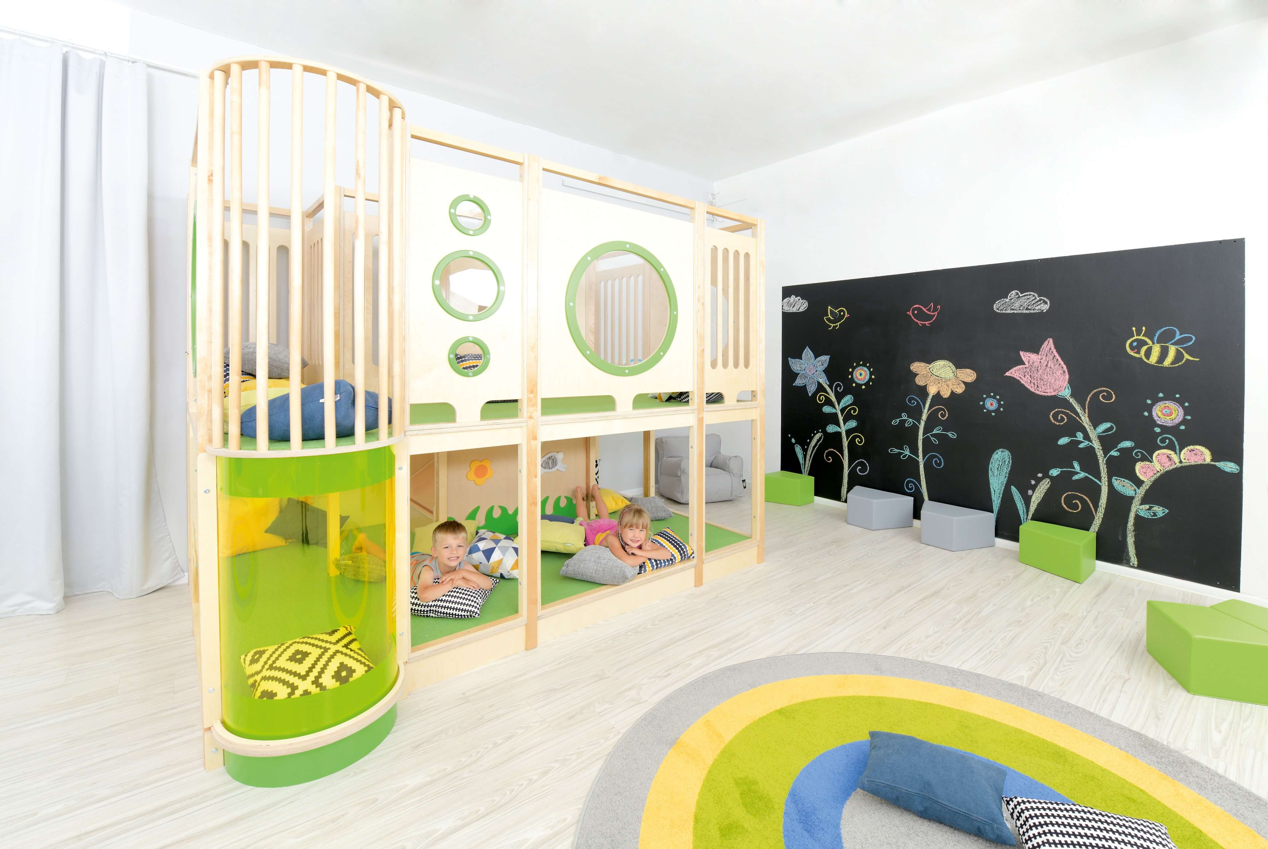 Kindergarten Hochebene Ben Frontansicht von links in Krippe mit Kindern