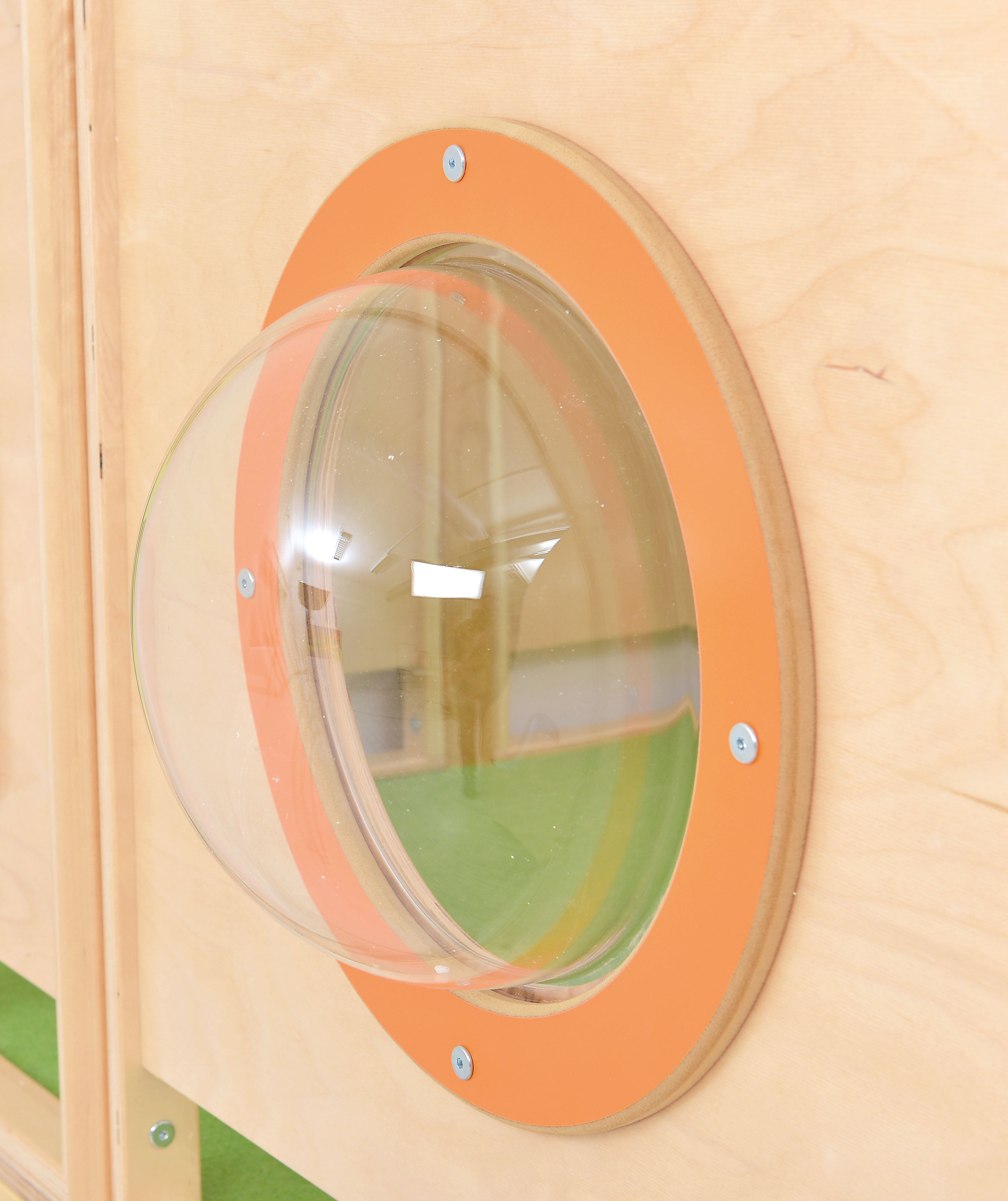 Kindergarten Hochebene Leni Detailansicht Bullauge