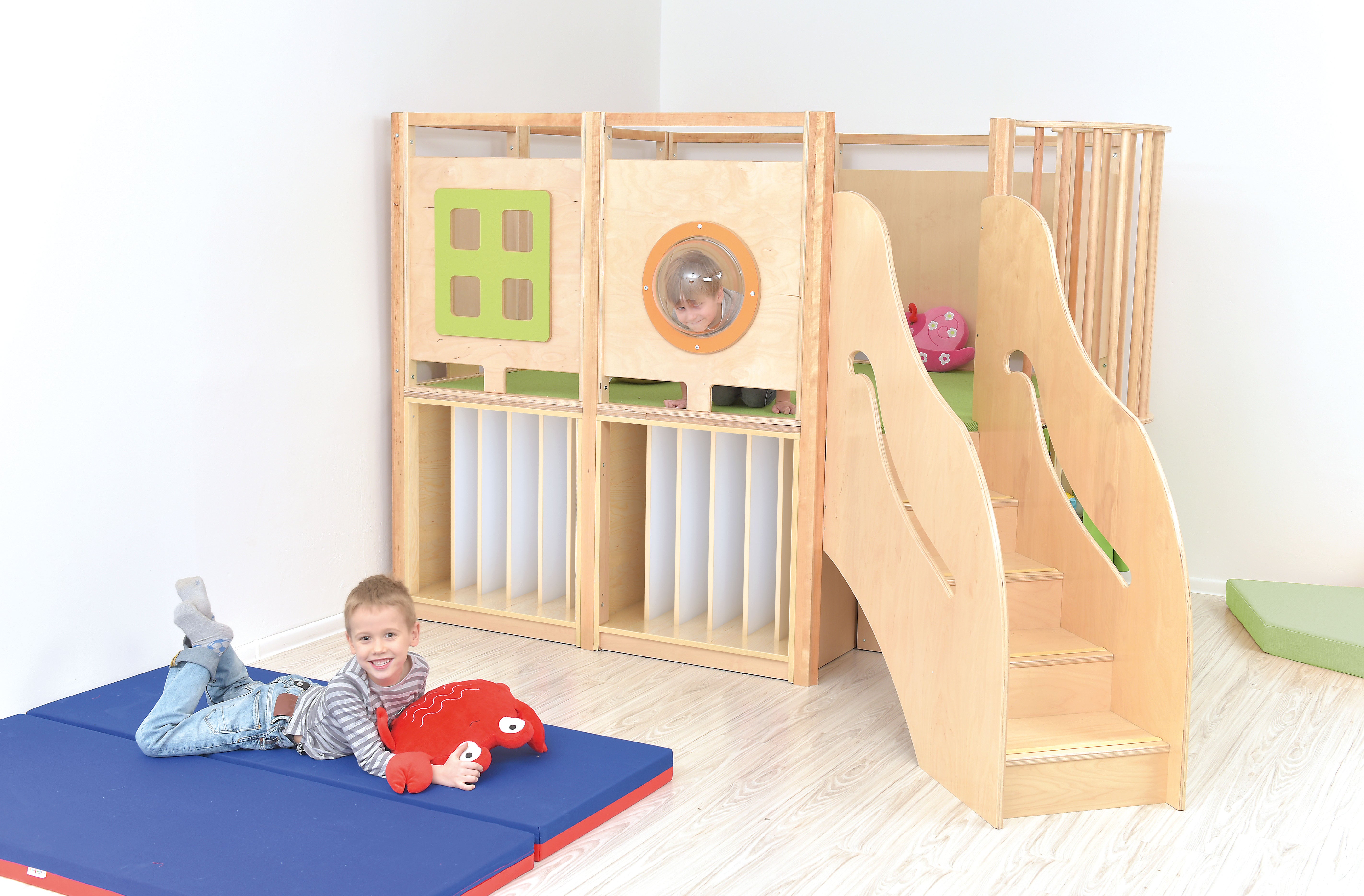 Kindergarten Hochebene Leni im Gruppenraum mit Kindern